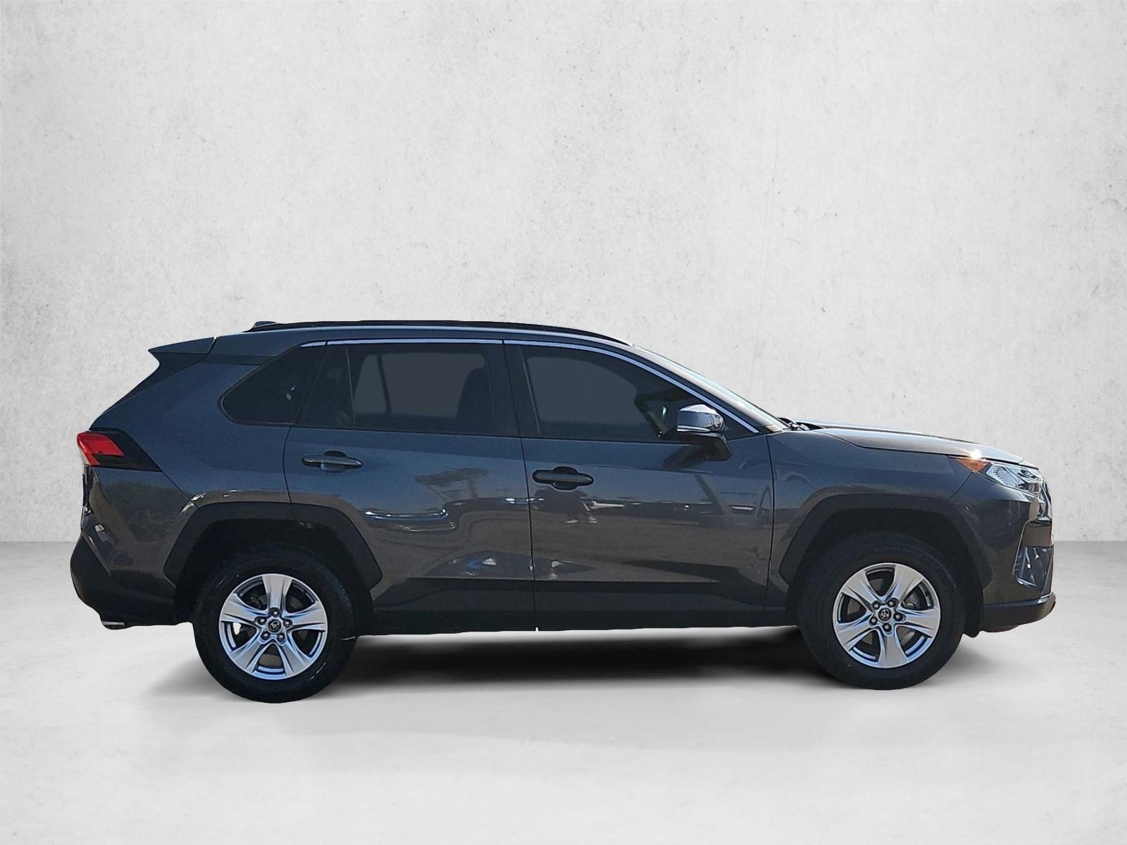 2020 Toyota RAV4 XLE photo 4
