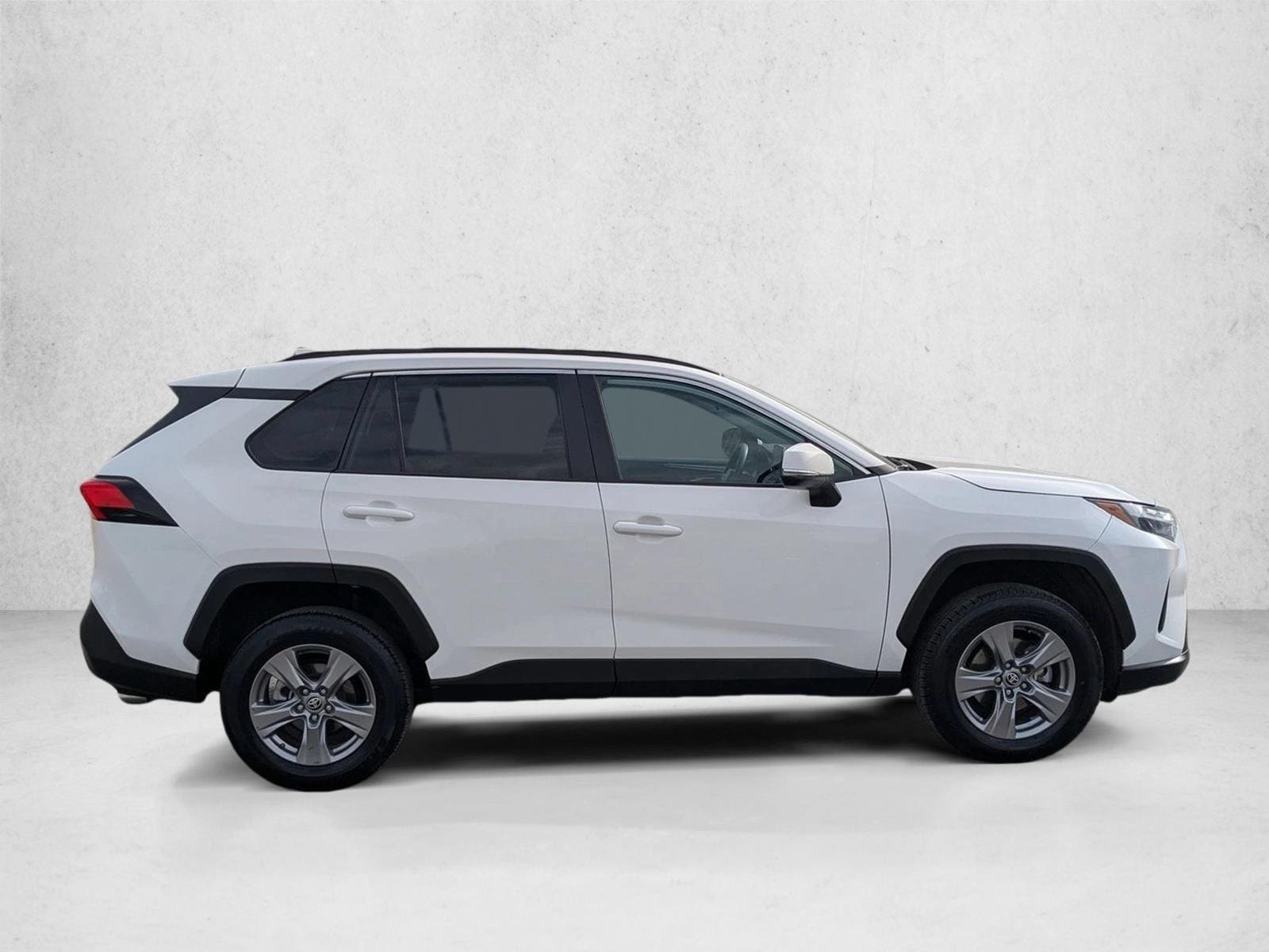 2024 Toyota RAV4 XLE photo 3