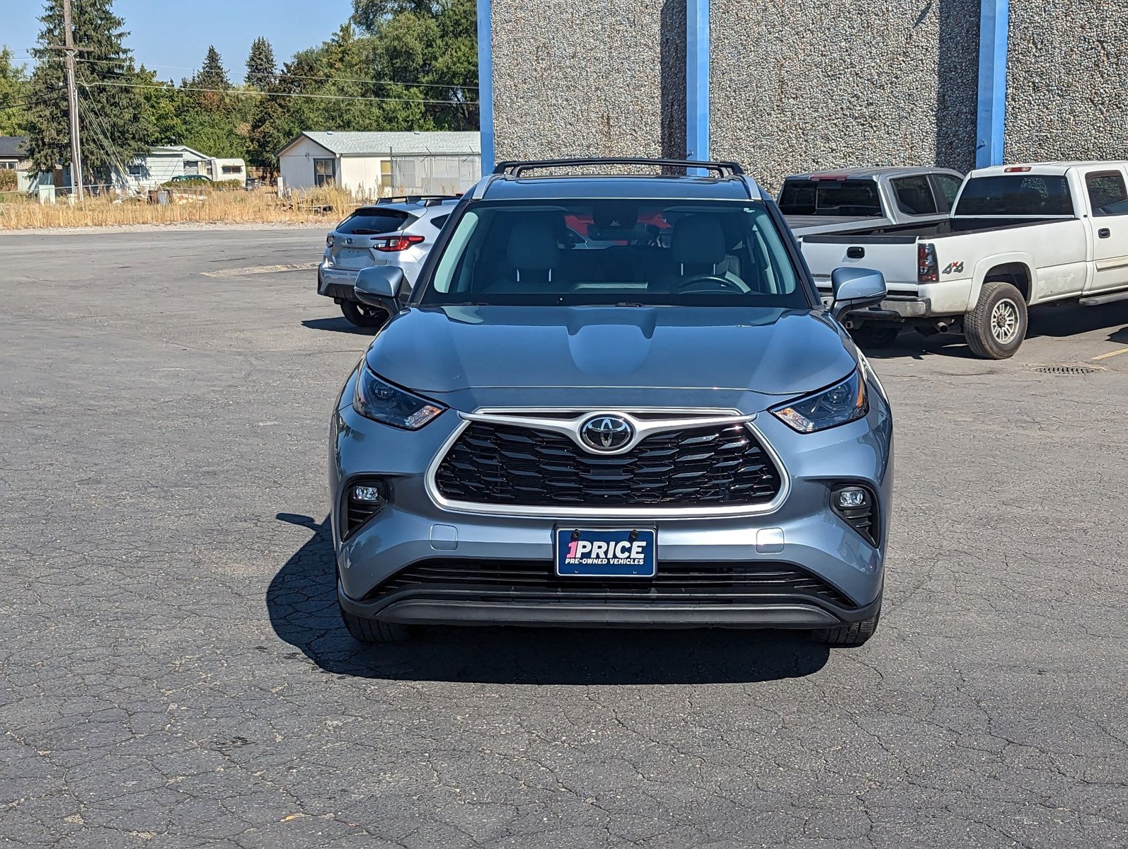 2023 Toyota Highlander XLE photo 2