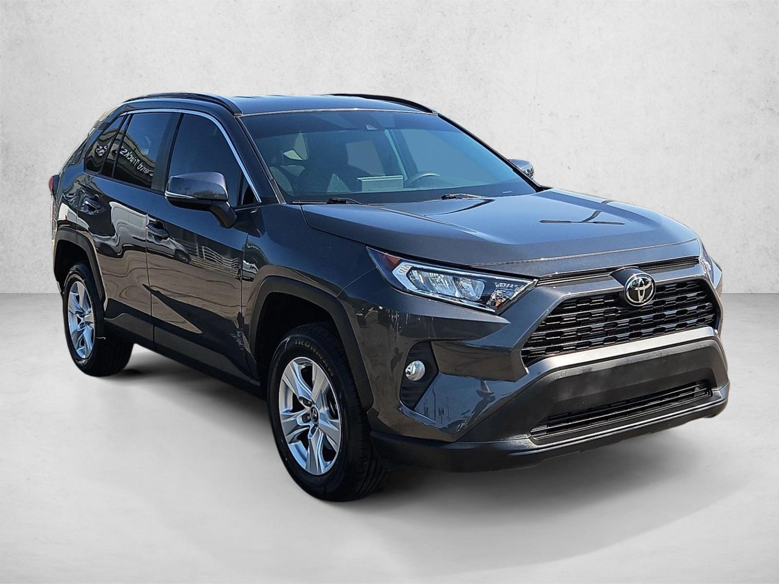 2020 Toyota RAV4 XLE photo 3