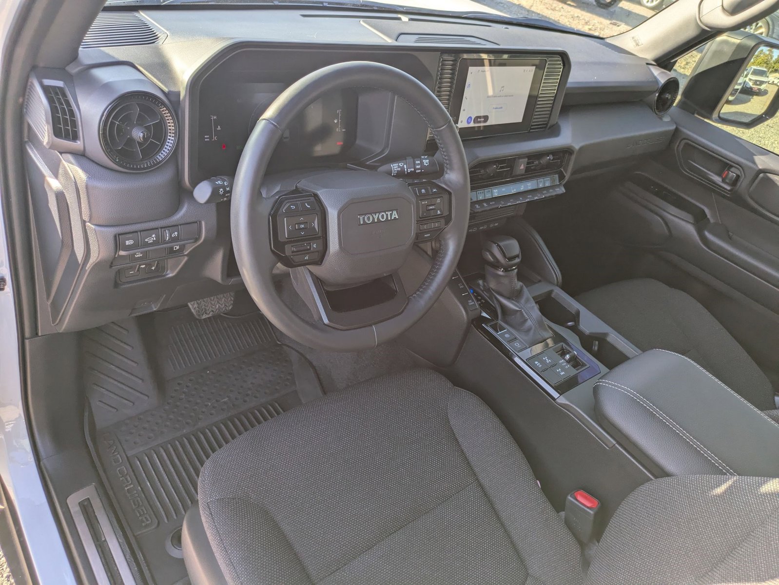 2025 Toyota Highlander Hybrid photo 2