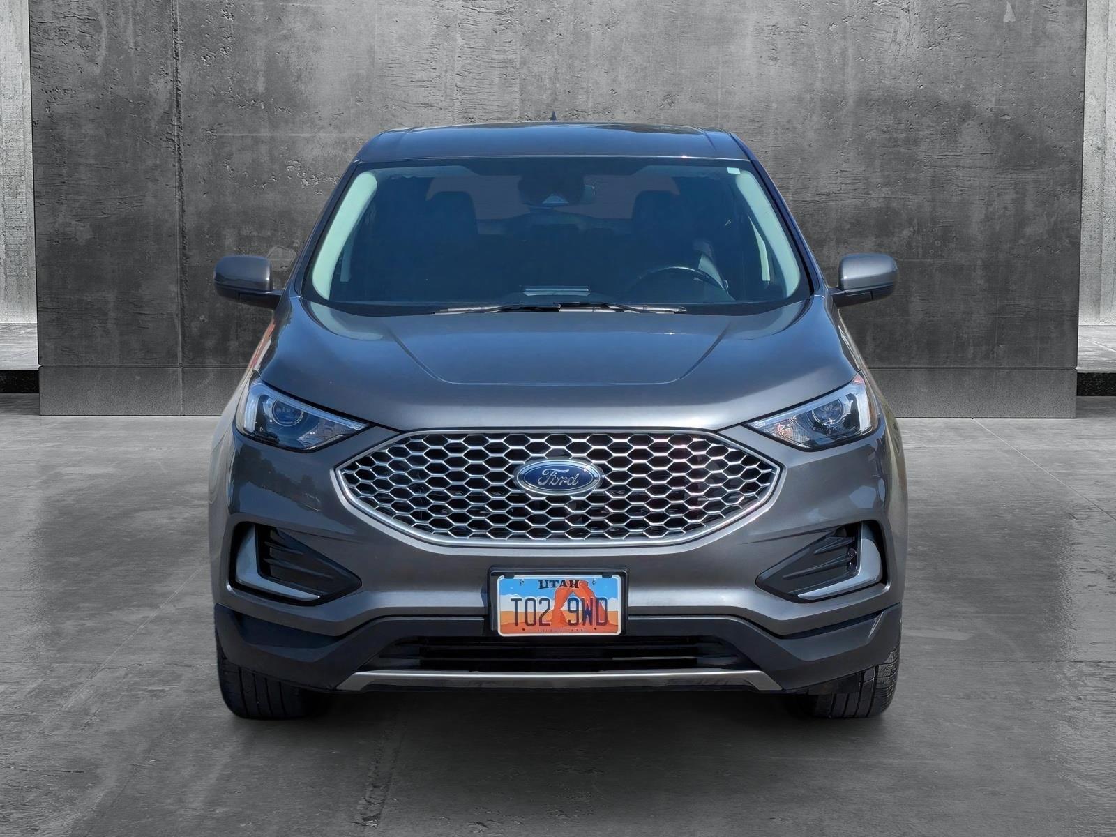 2023 Ford Edge Titanium photo 2