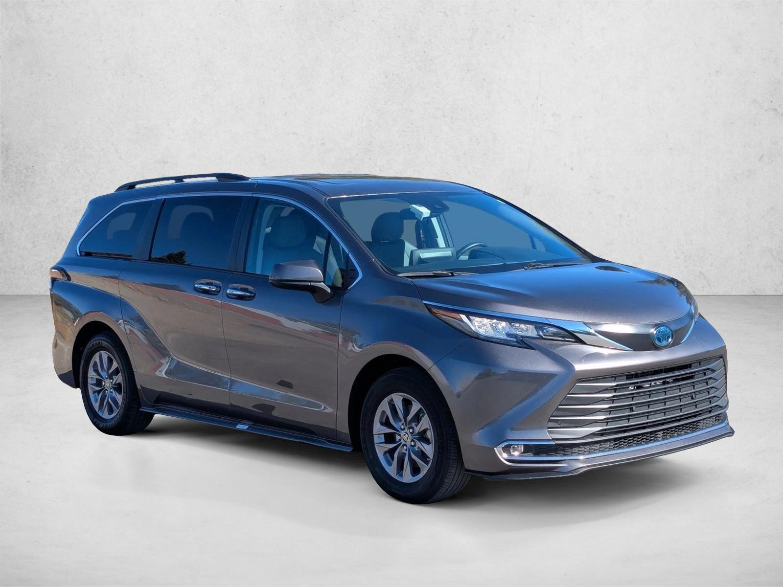 2023 Toyota Sienna XLE photo 3