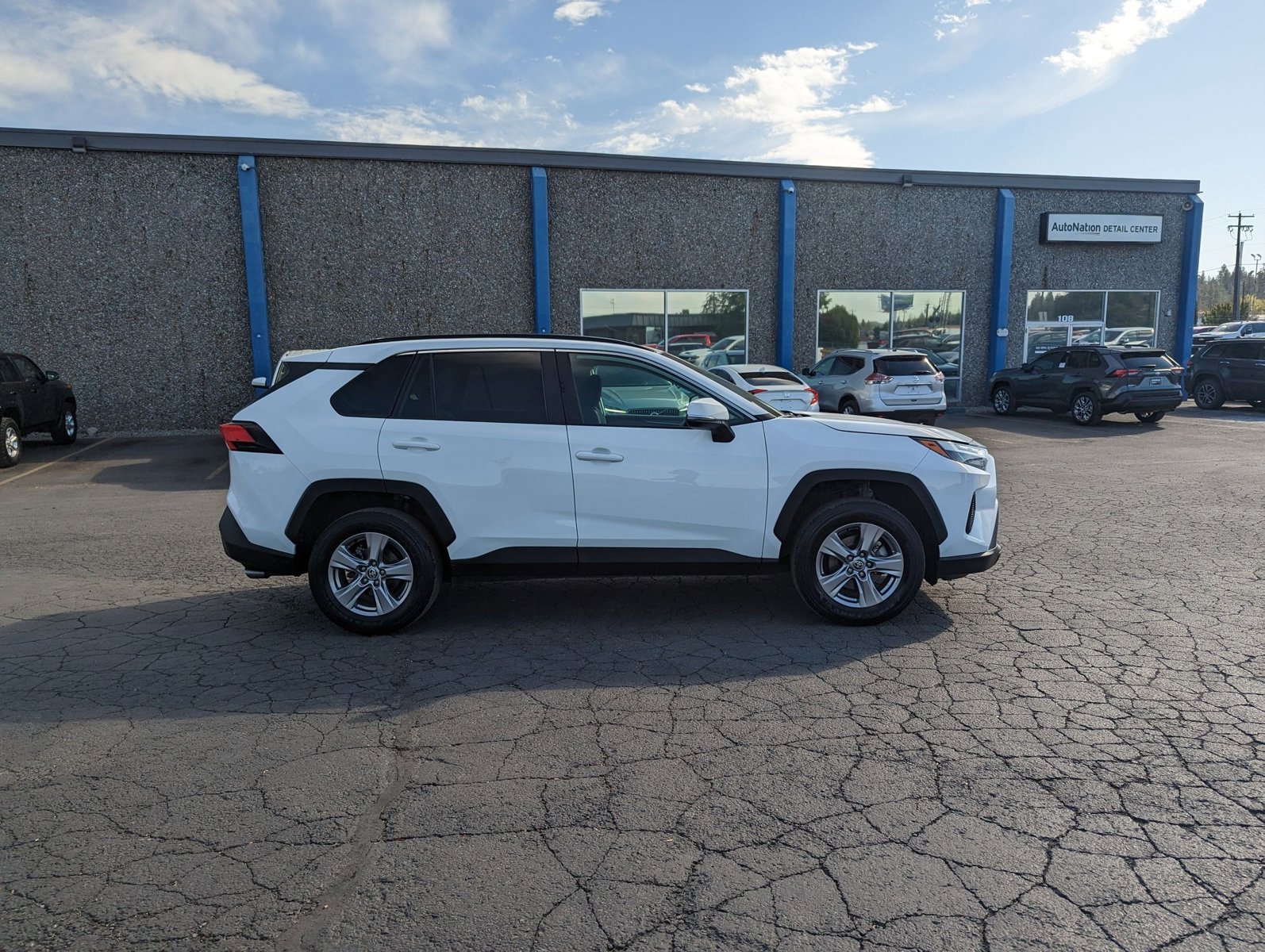 2023 Toyota RAV4 XLE photo 4