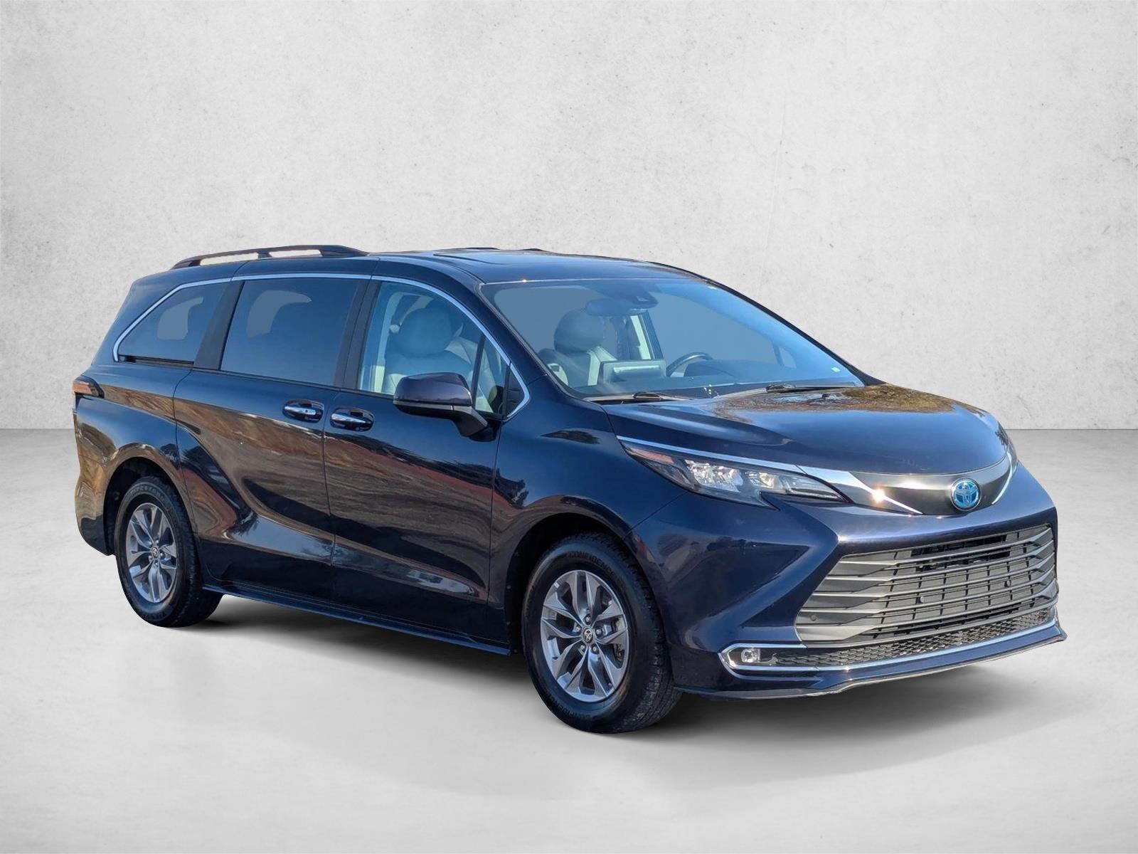 2024 Toyota Sienna XLE photo 3