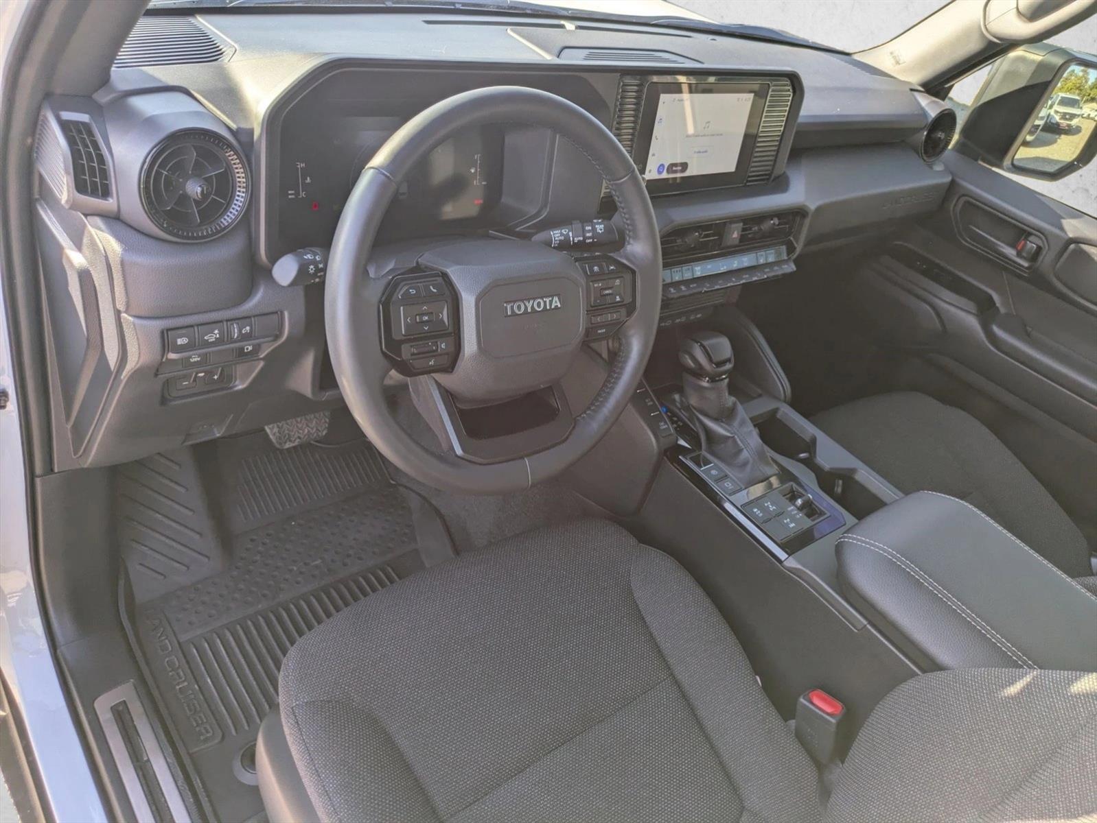 2025 Toyota Highlander Hybrid photo 2
