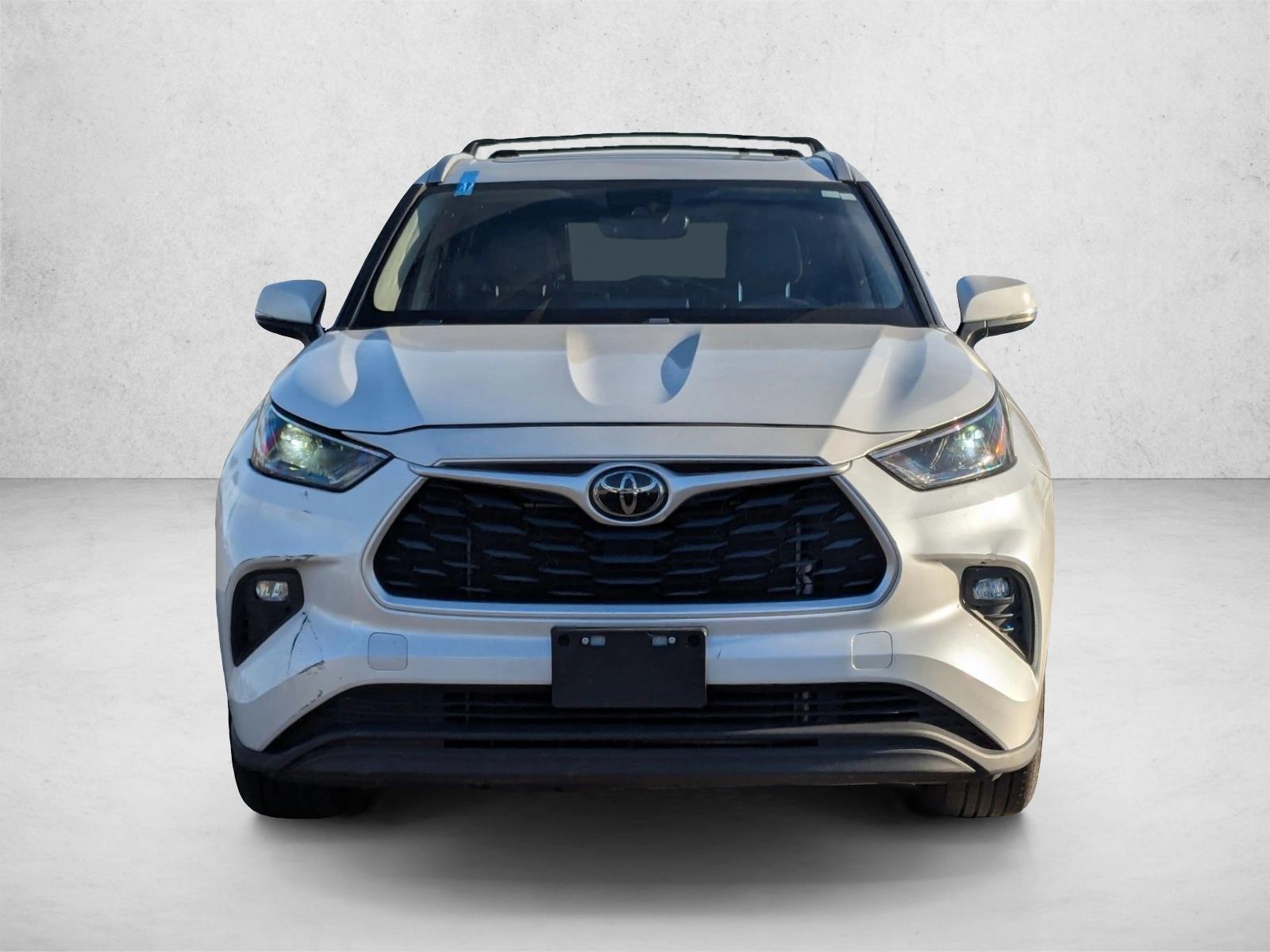 2022 Toyota Highlander XLE photo 2