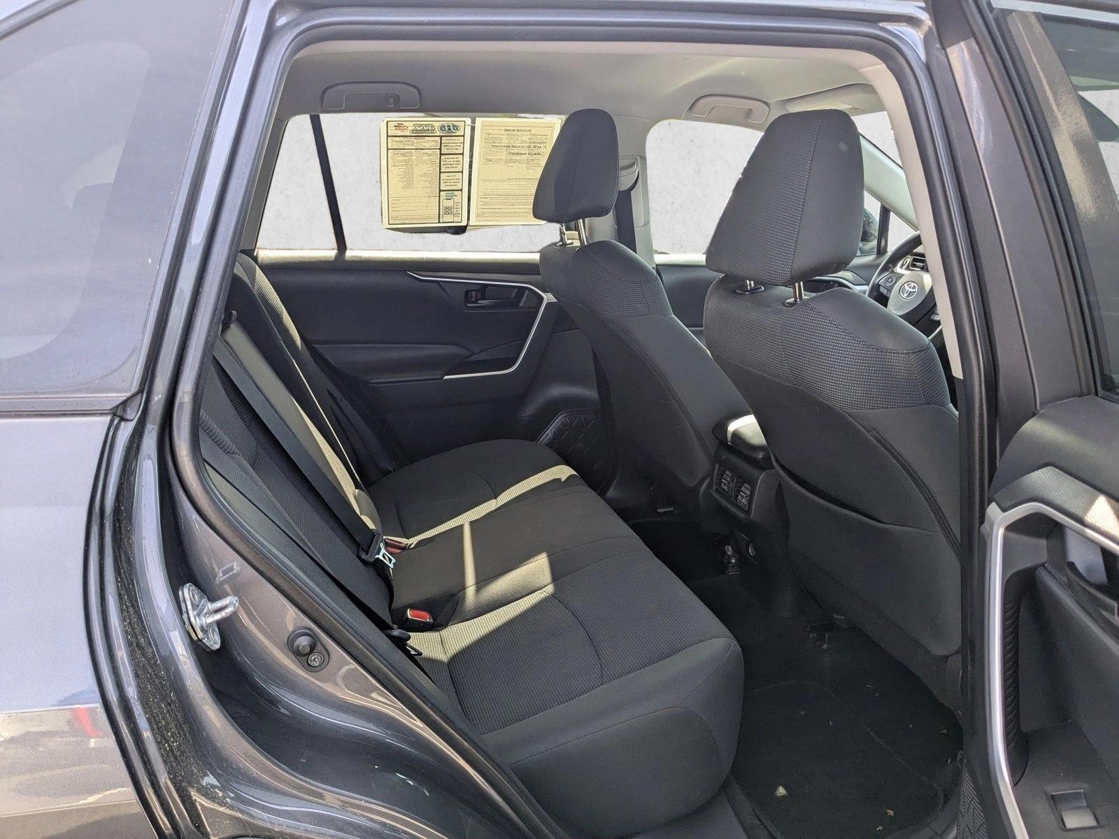 2022 Toyota RAV4 LE - Photo 24