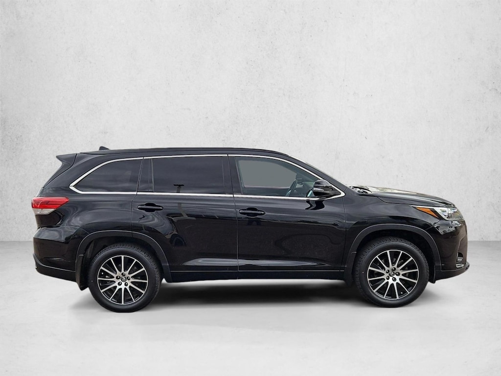 Used 2017 Toyota Highlander SE V6 SUV
