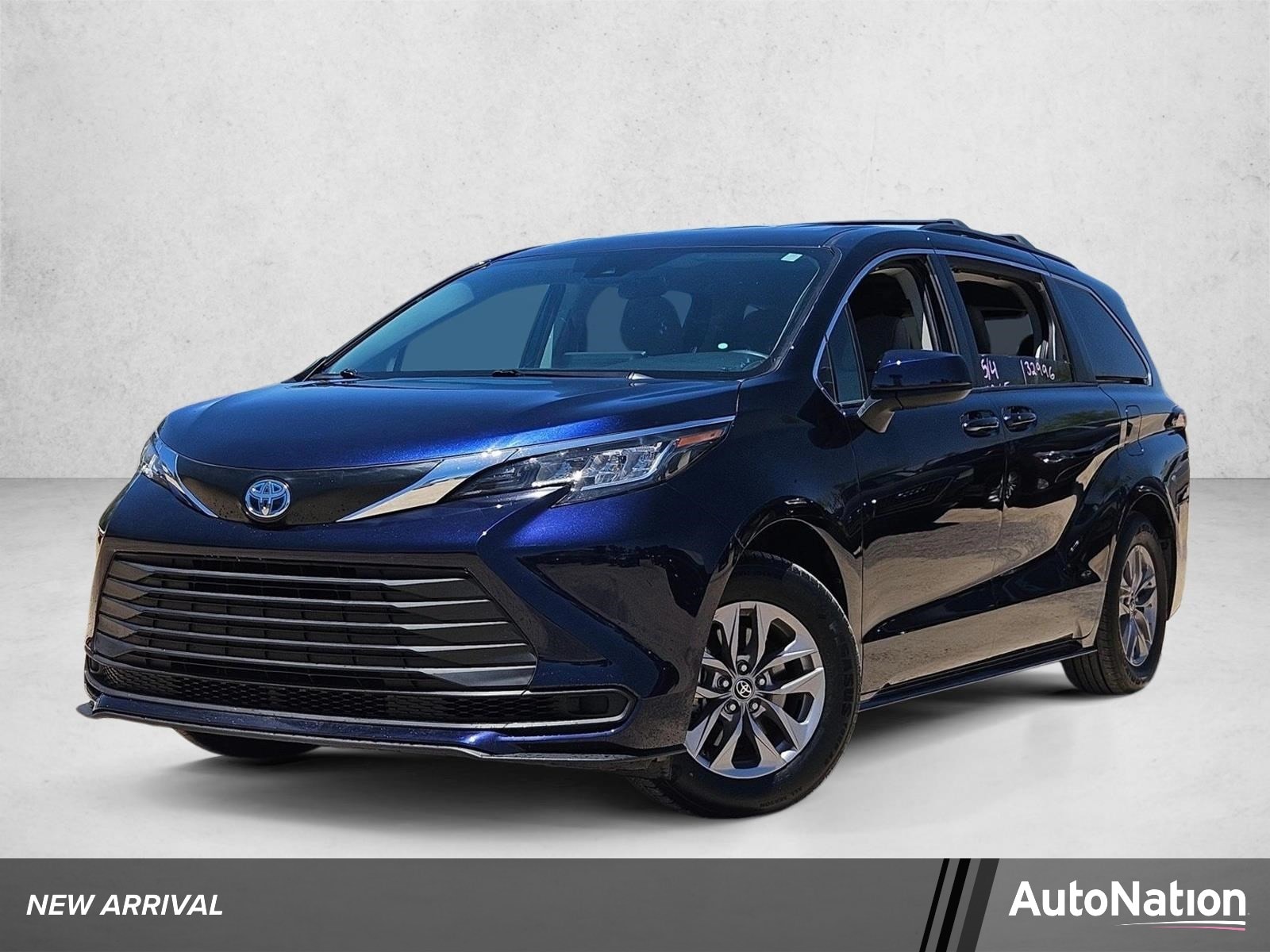 2022 Toyota Sienna LE 8-Passenger Hybrid FWD's photo