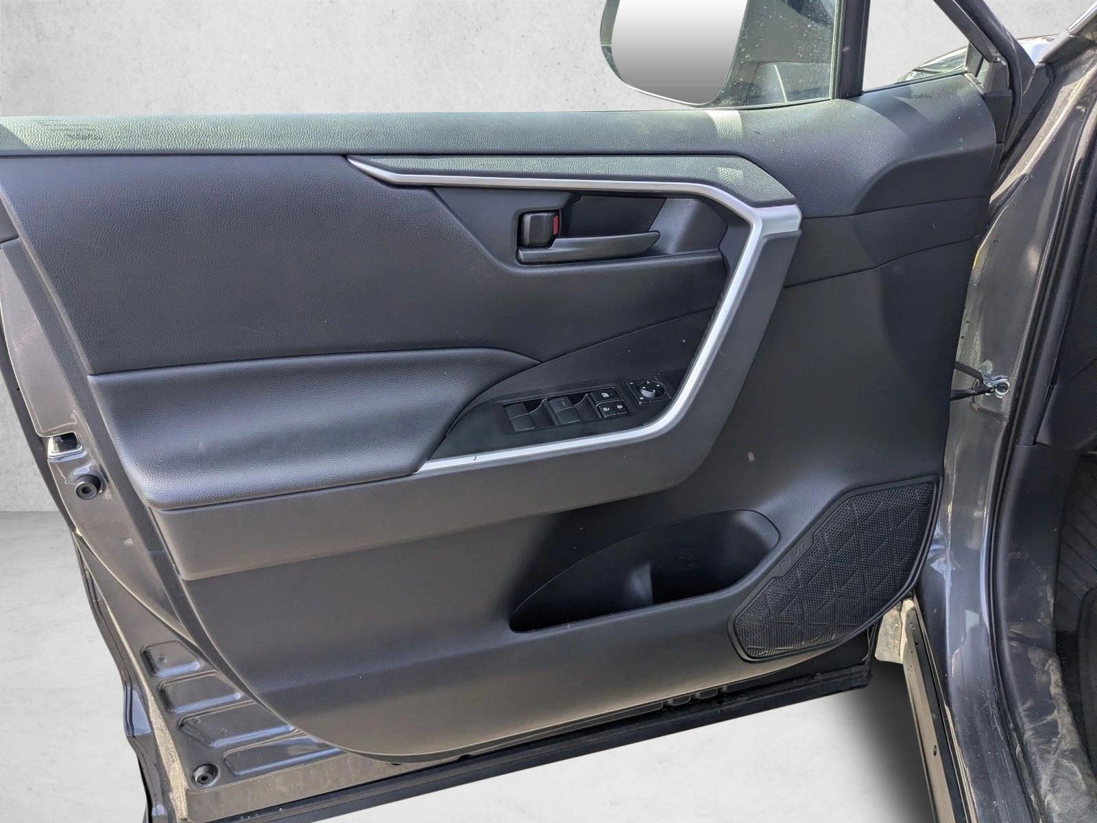 2022 Toyota RAV4 LE - Photo 11