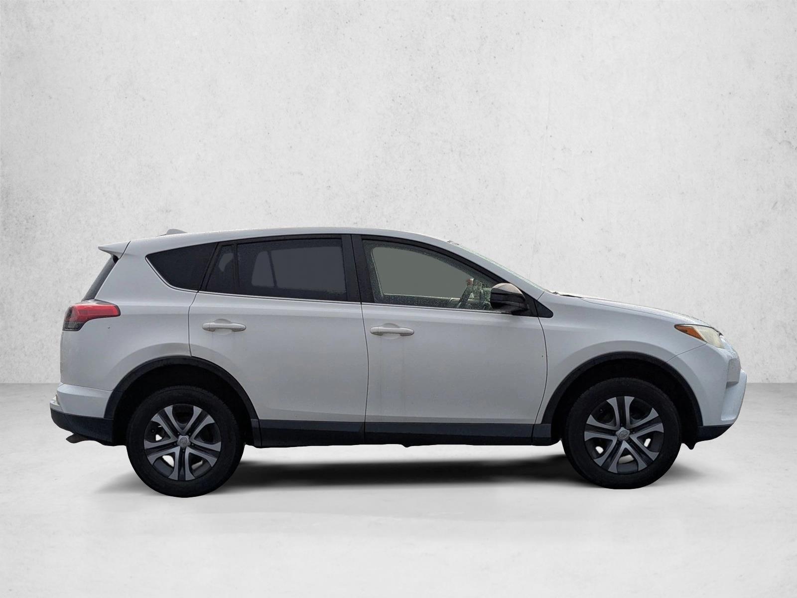 2018 Toyota RAV4 LE photo 3