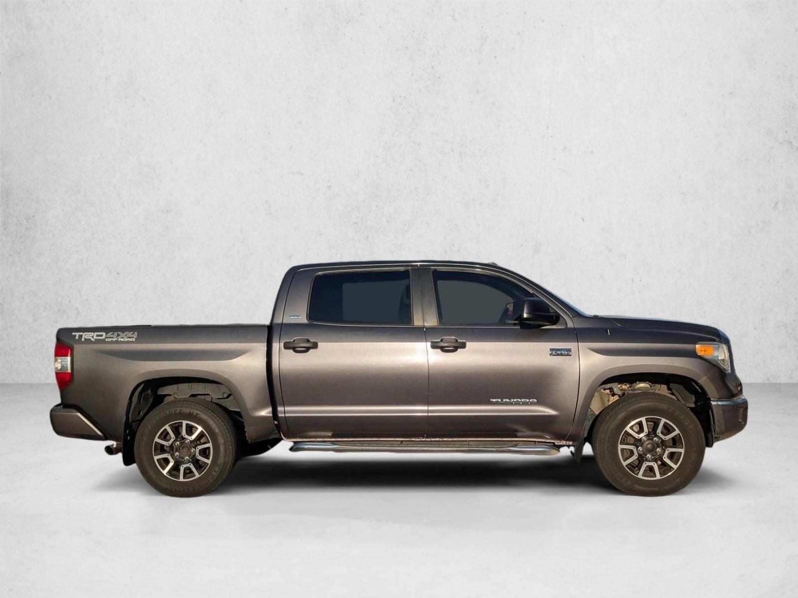 2017 Toyota Tundra SR5 photo 4