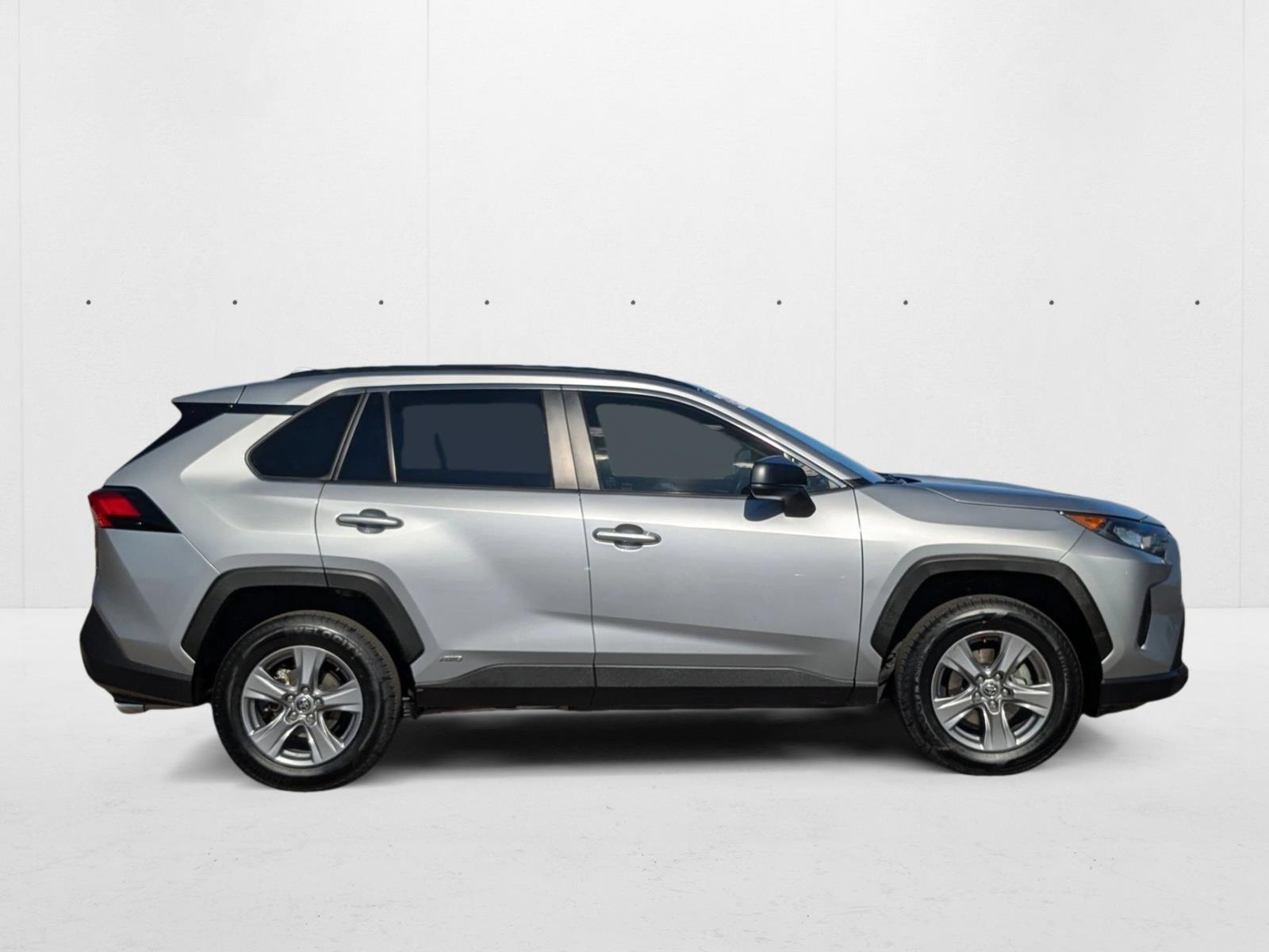 2022 Toyota RAV4 Hybrid LE photo 4