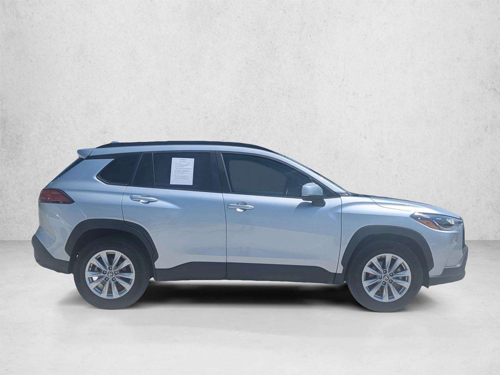 2023 Toyota Corolla Cross LE photo 4