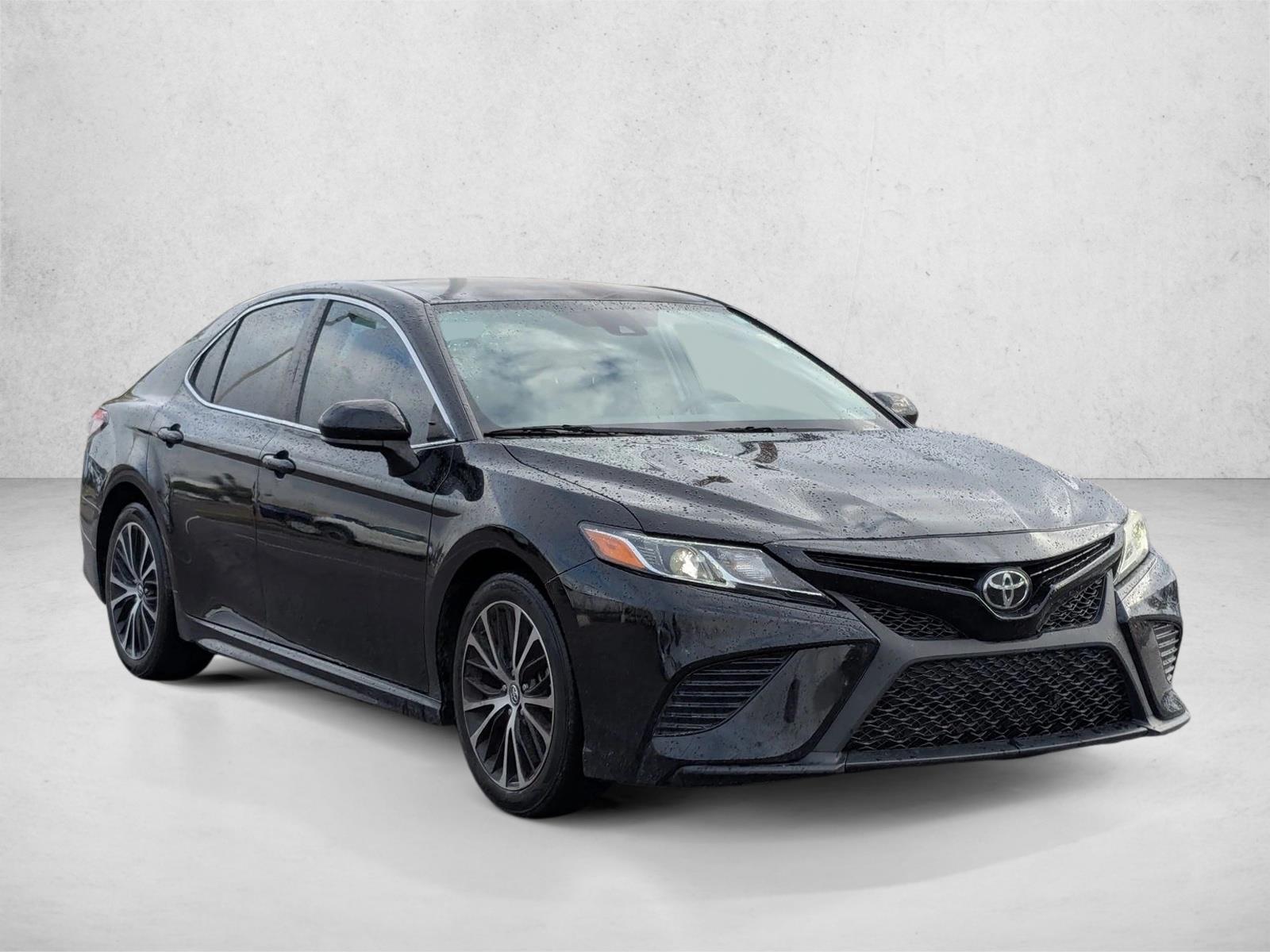 2019 Toyota Camry SE photo 3