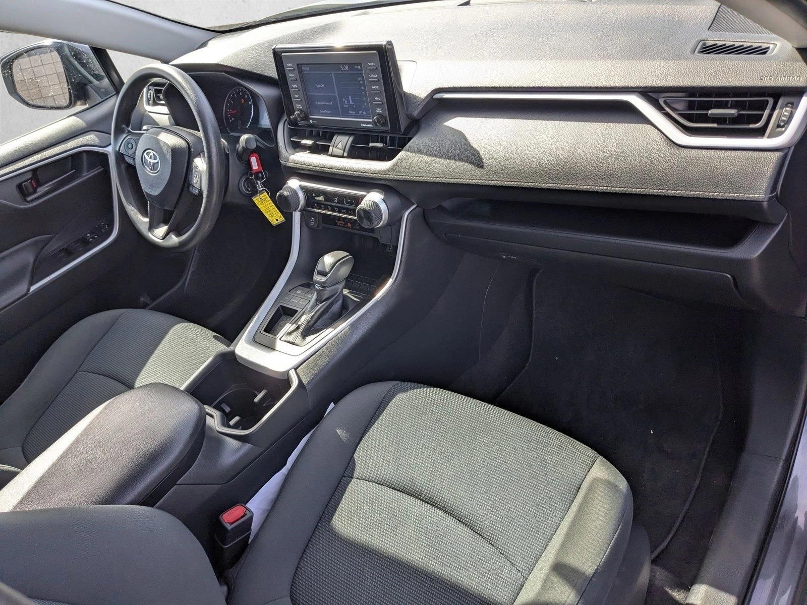 2022 Toyota RAV4 LE - Photo 26