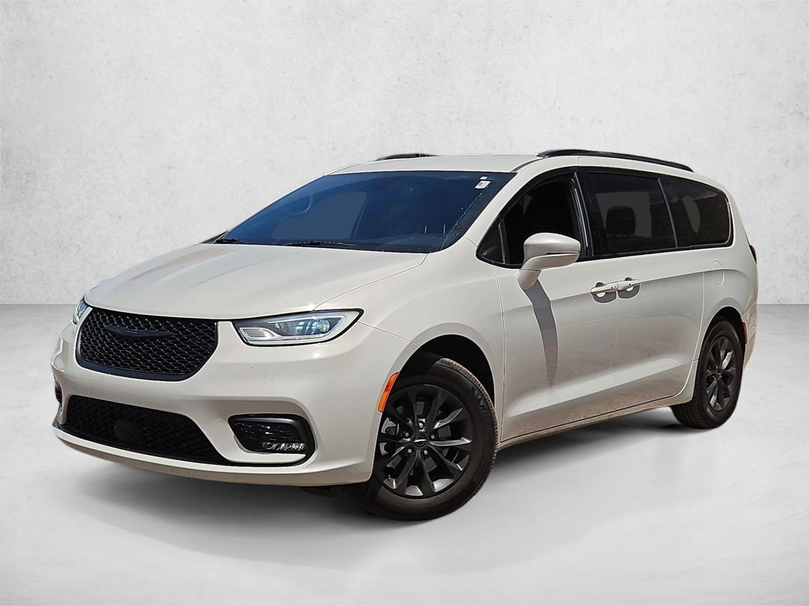 2021 Chrysler Pacifica Touring's photo