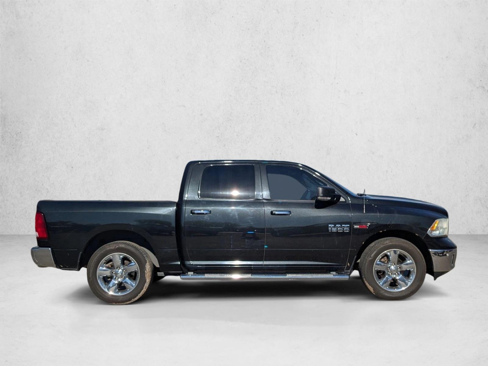 2016 Ram 1500 SLT photo 4