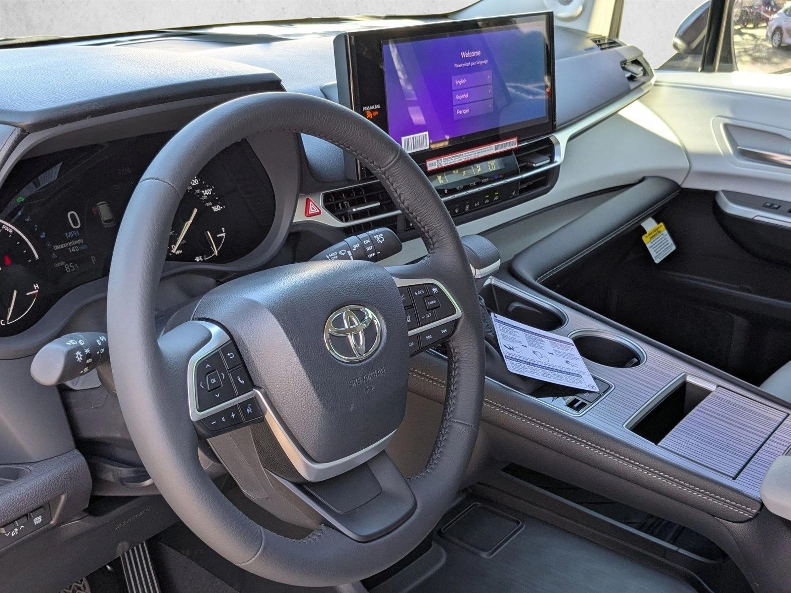 2025 Toyota Sienna XLE photo 2