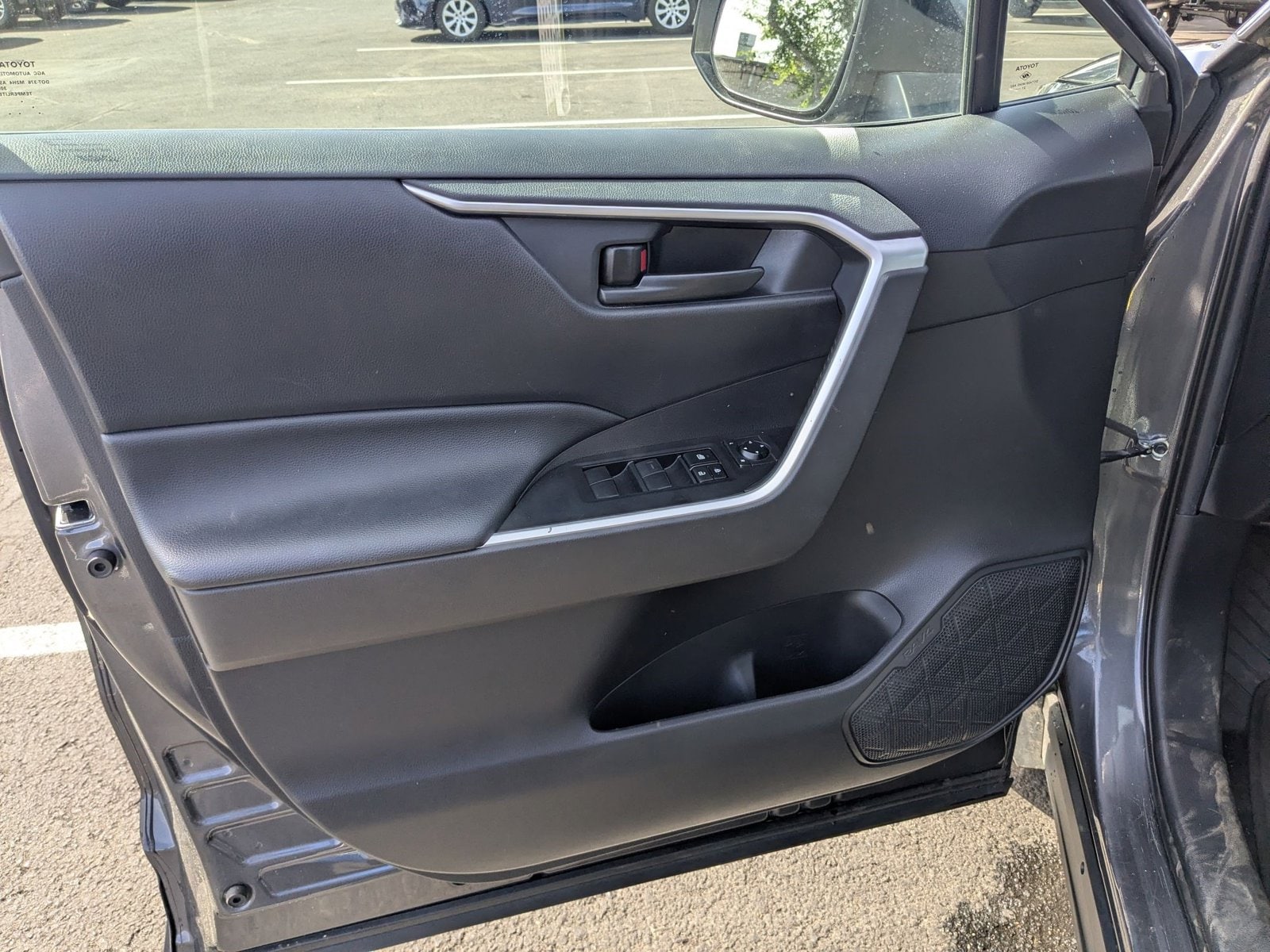 2022 Toyota RAV4 LE - Photo 11