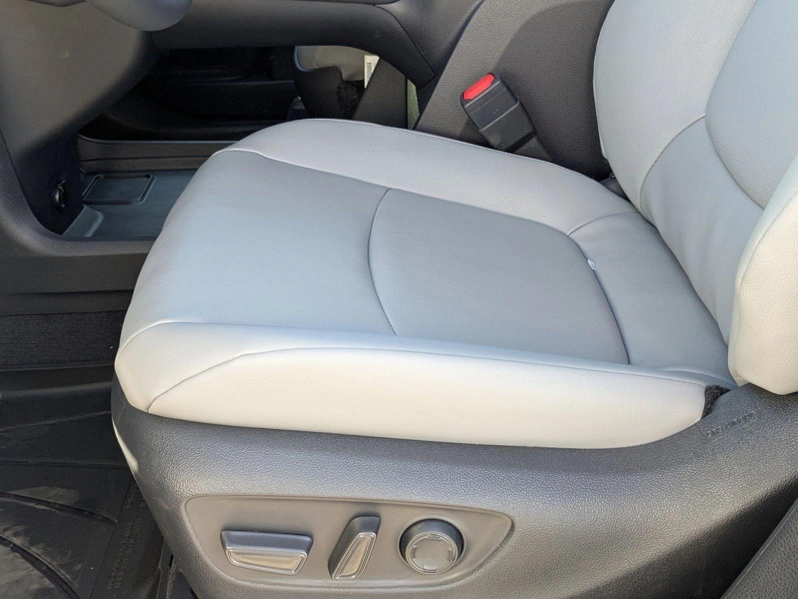 2025 Toyota Sienna XLE photo 3