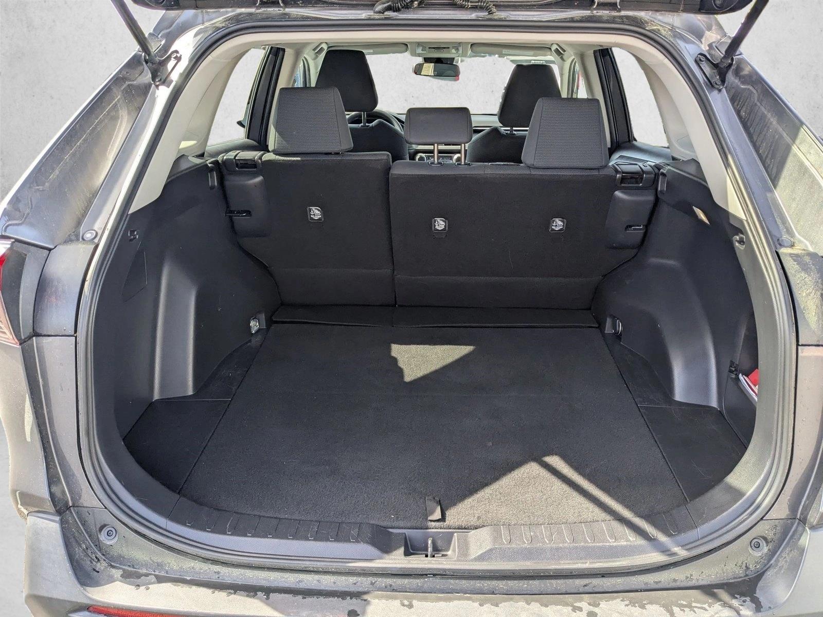 2022 Toyota RAV4 LE - Photo 6