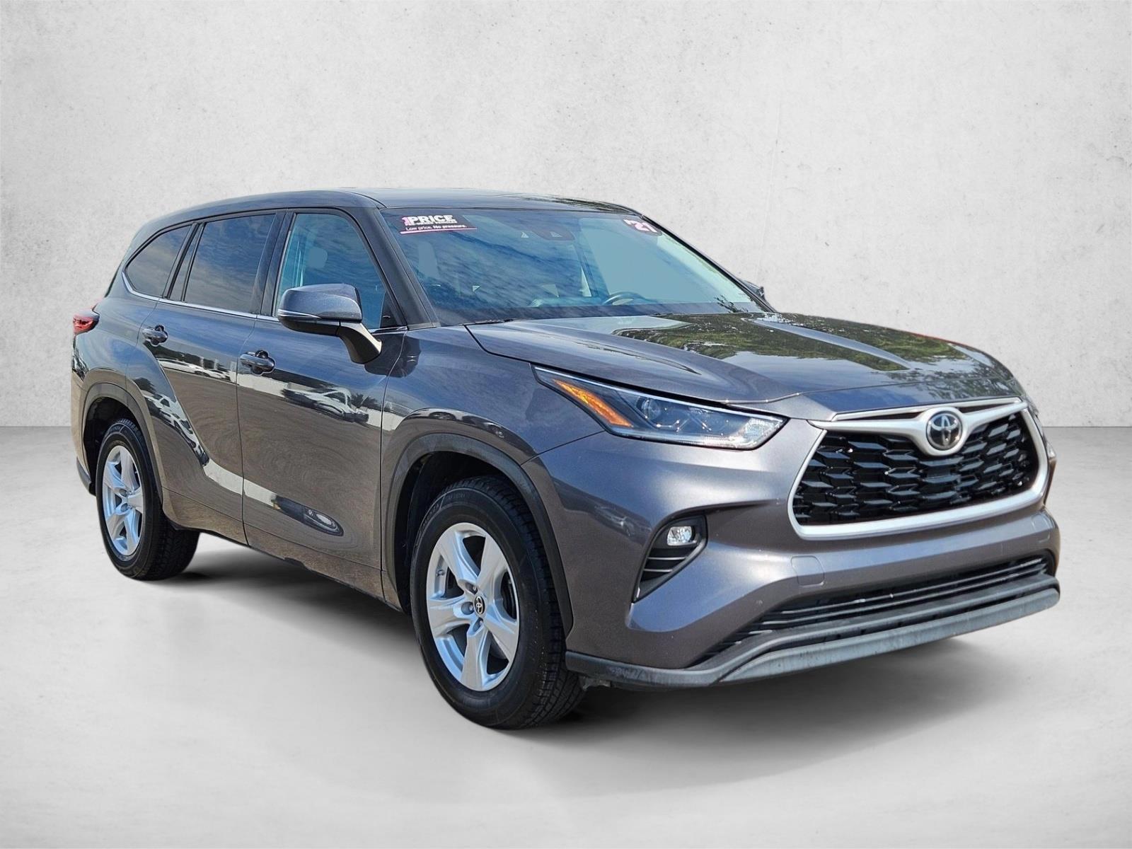2021 Toyota Highlander LE photo 3