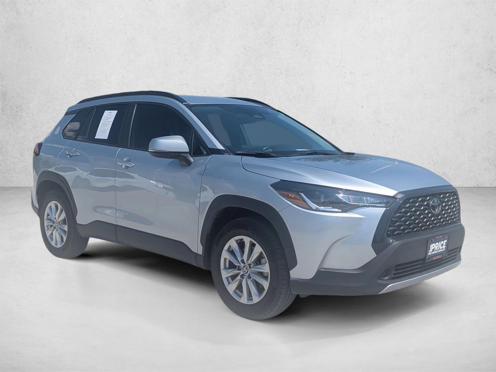2023 Toyota Corolla Cross LE photo 3