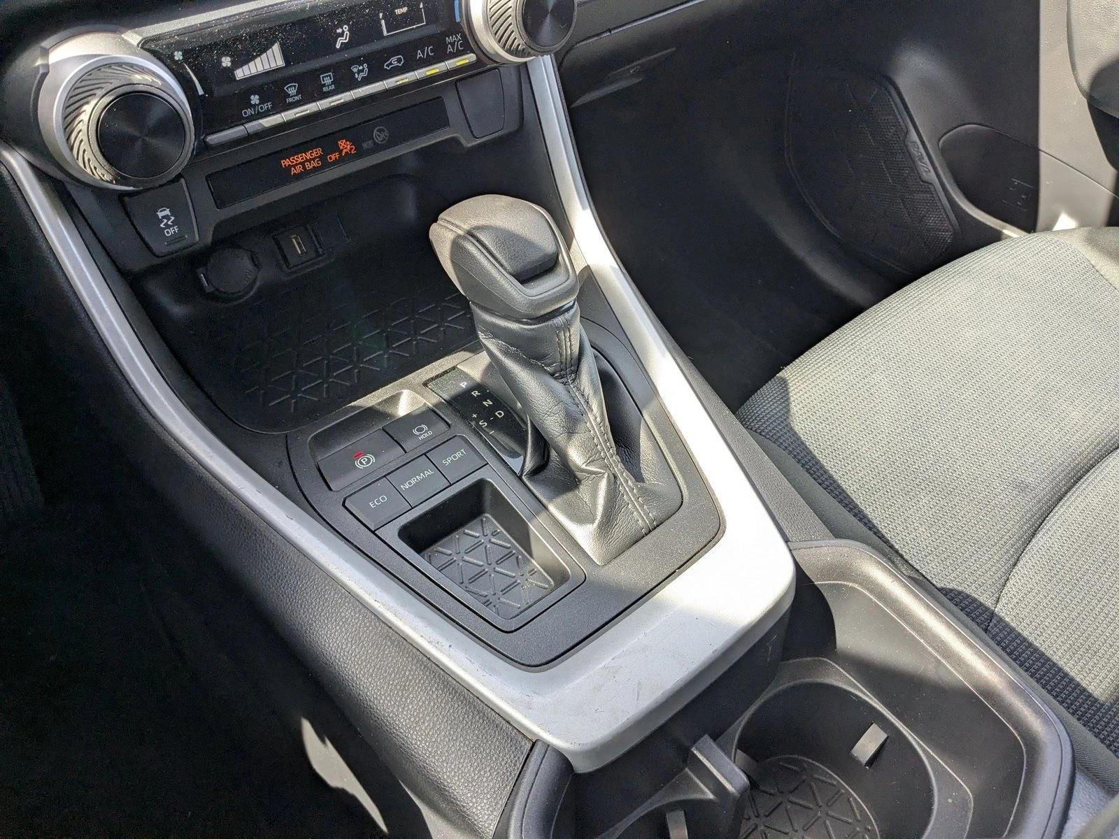 2022 Toyota RAV4 LE - Photo 17