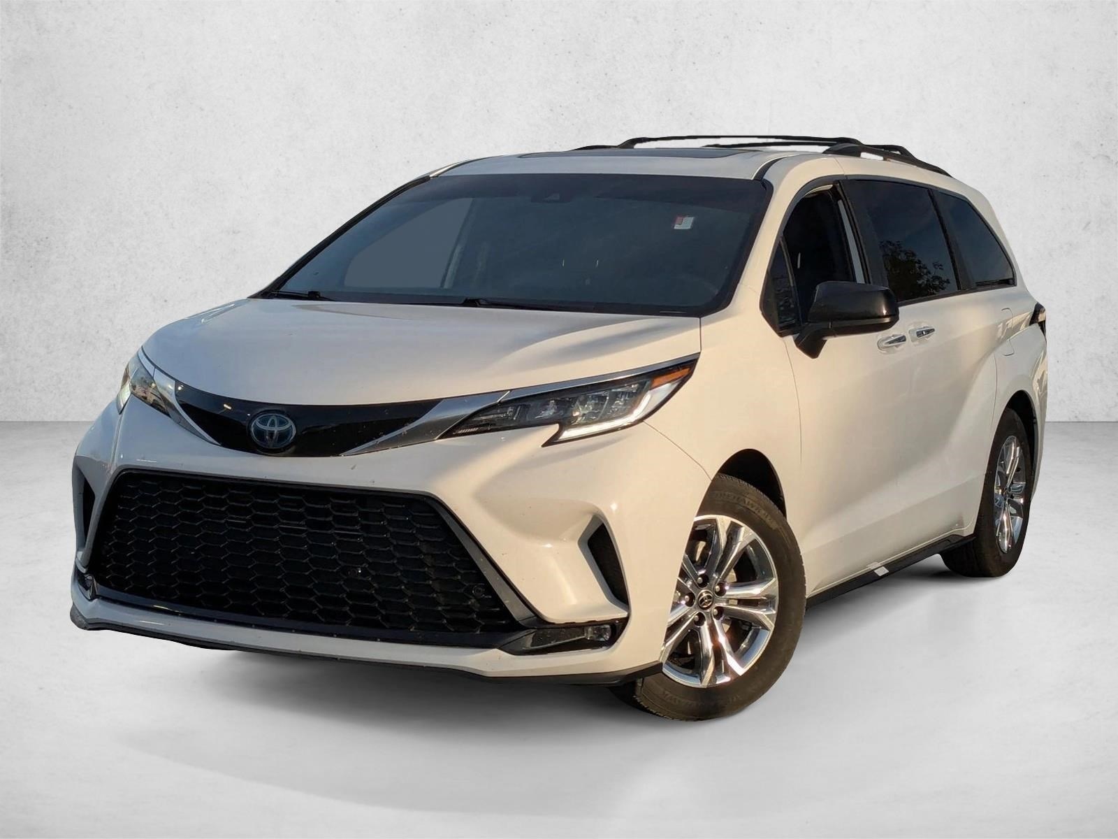 2023 Toyota Sienna XSE's photo