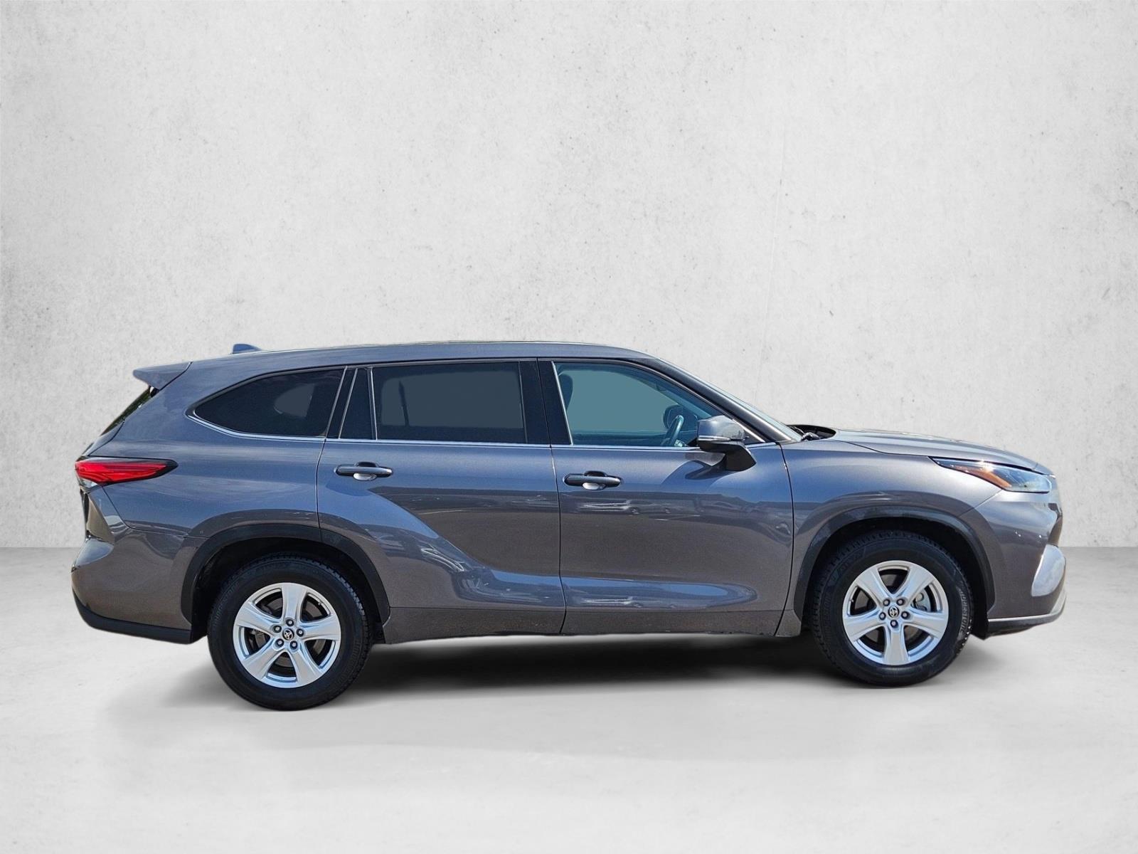2021 Toyota Highlander LE photo 4