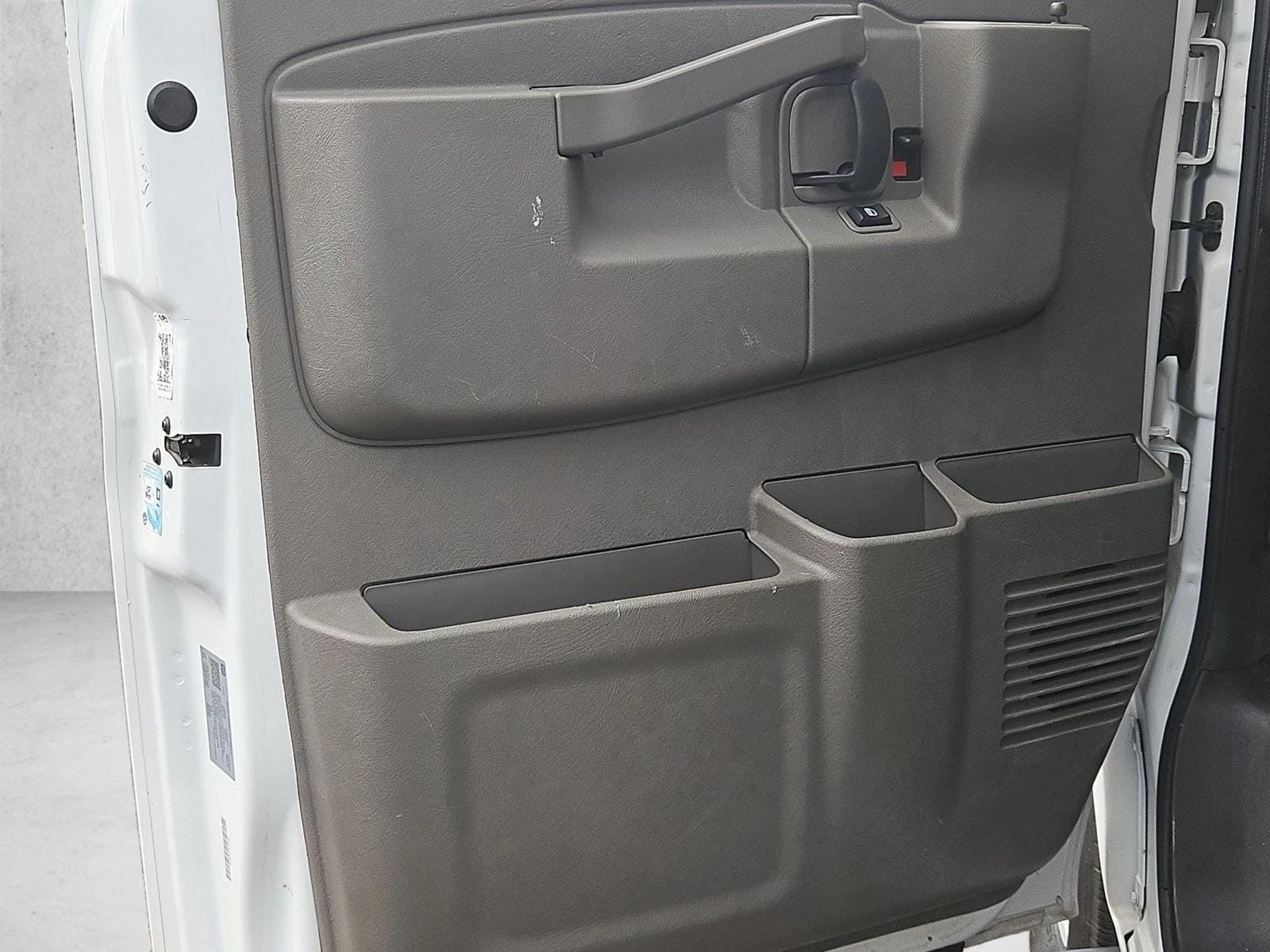 2023 Chevrolet Express Passenger LS - Photo 10