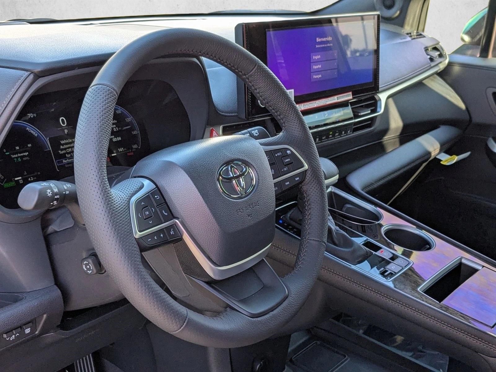 2025 Toyota Sienna Platinum photo 3