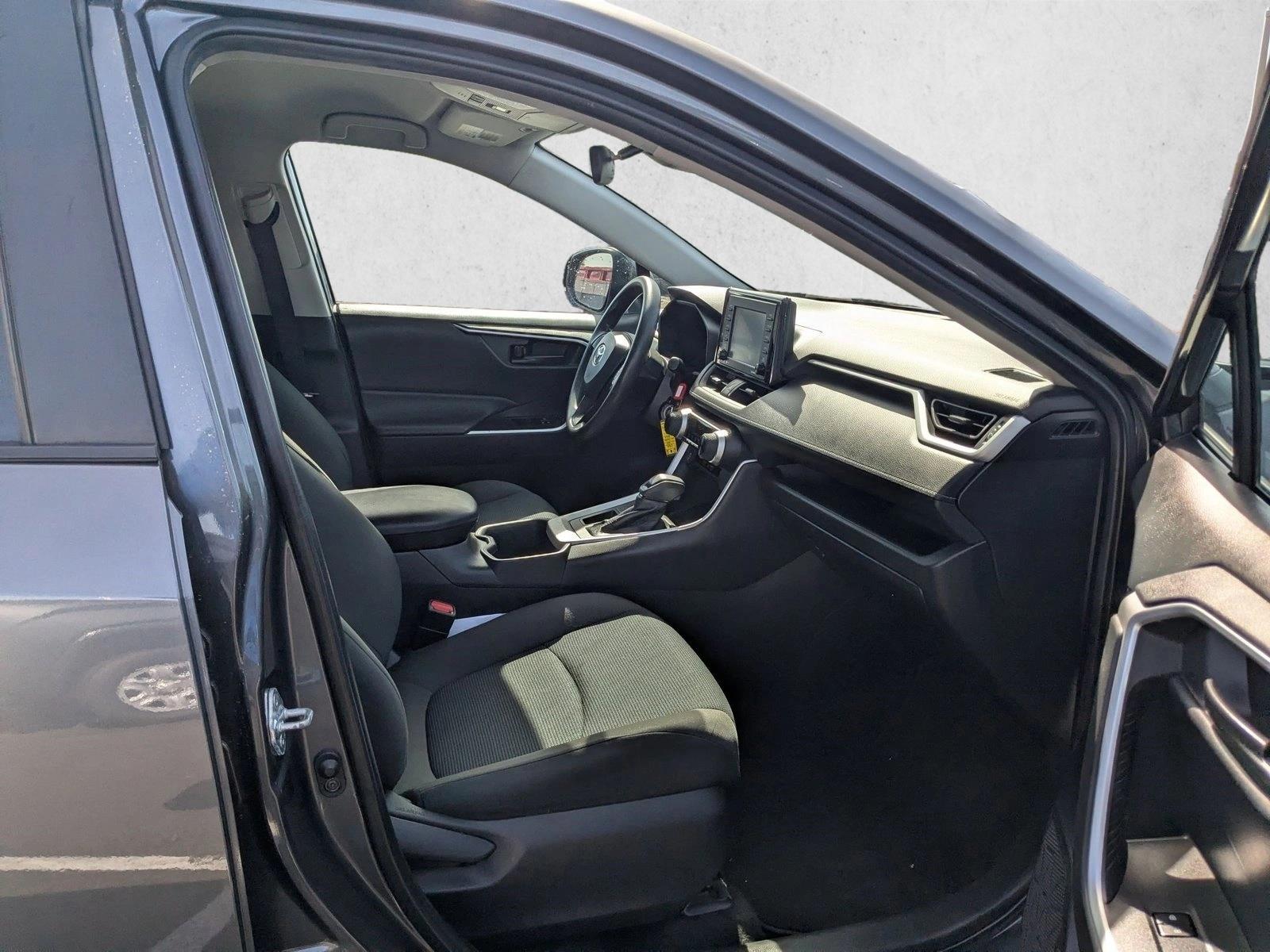2022 Toyota RAV4 LE - Photo 25