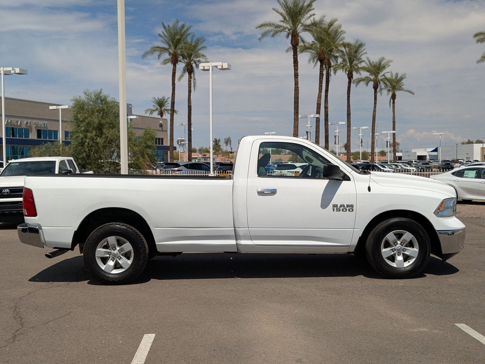 2017 Ram 1500 SLT photo 4