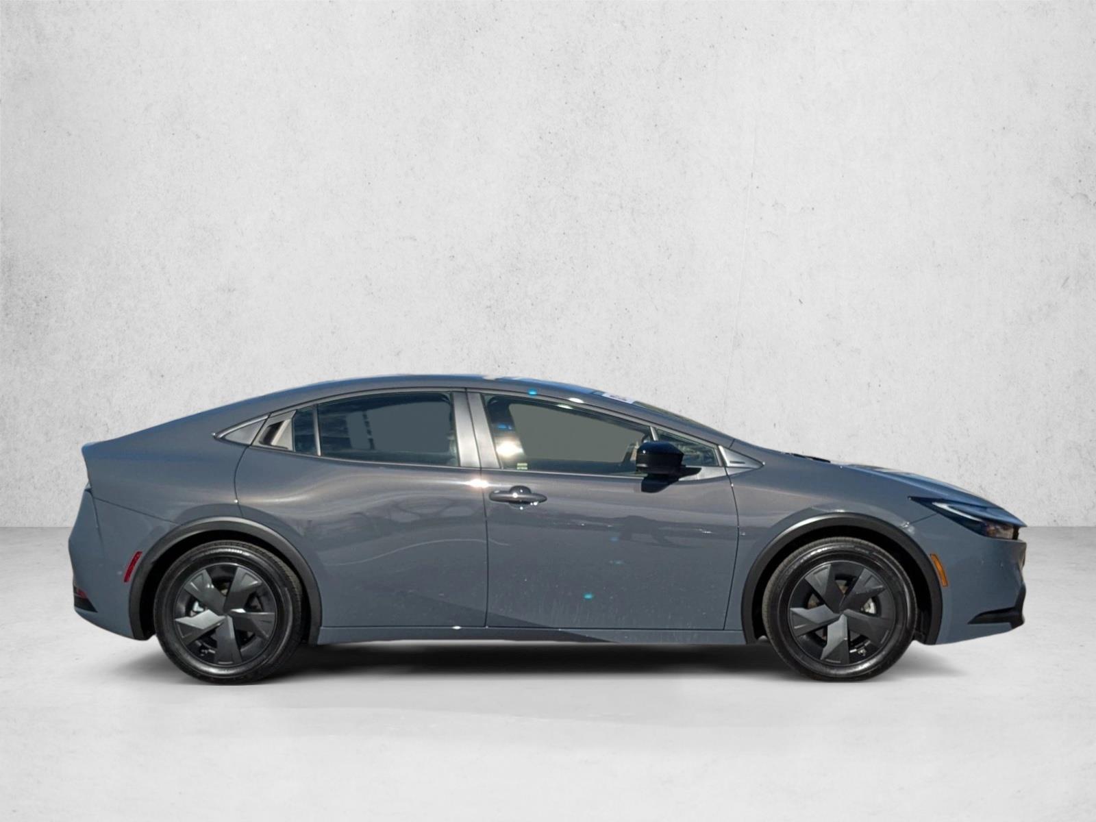 2025 Toyota Prius LE photo 4