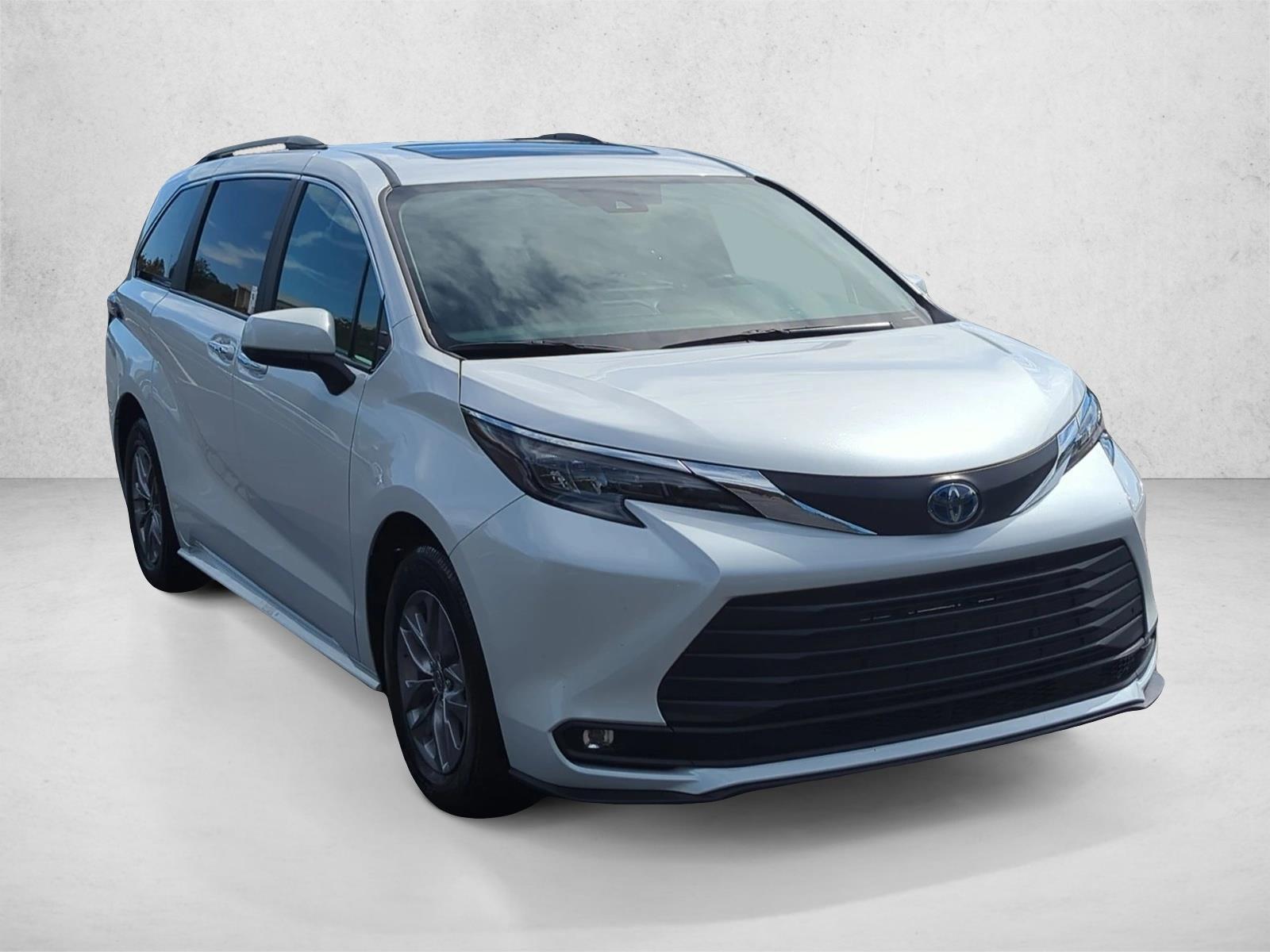 2025 Toyota Sienna XLE photo 3