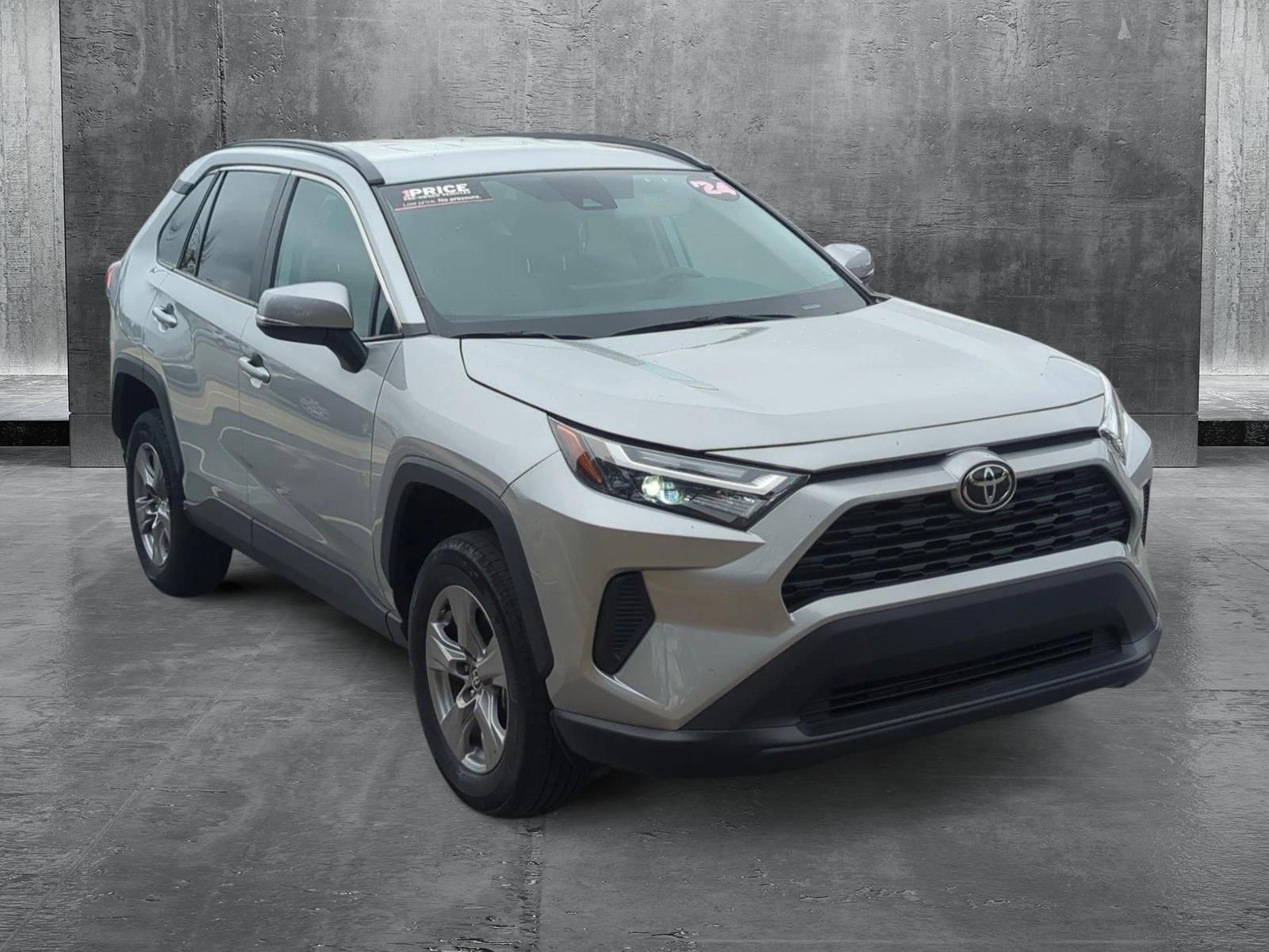 2024 Toyota RAV4 XLE photo 3