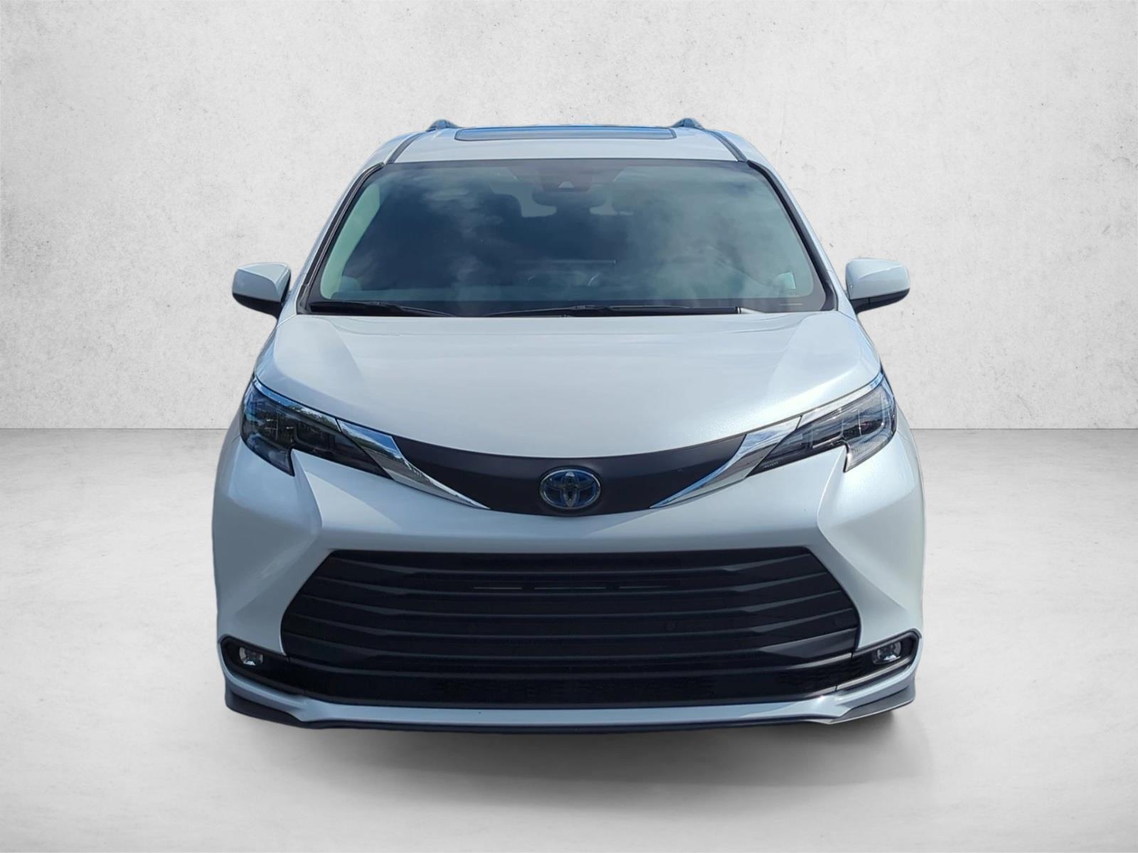 2025 Toyota Sienna XLE photo 2