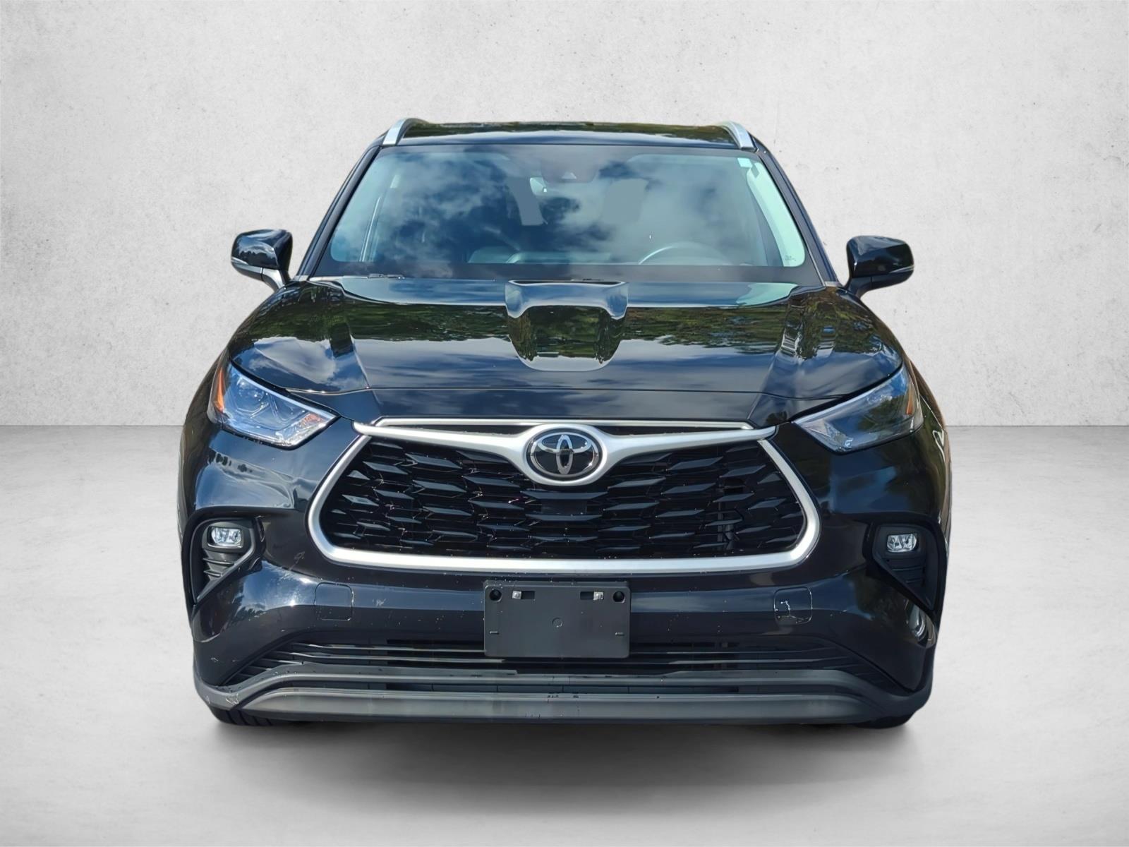 2024 Toyota Highlander XLE photo 2