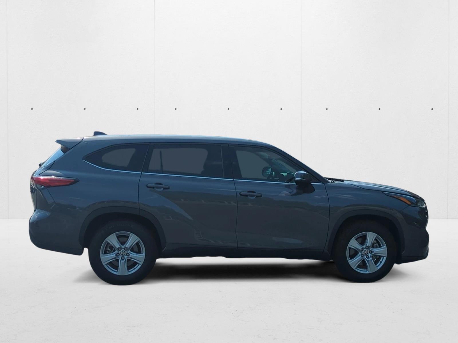 2021 Toyota Highlander LE photo 4