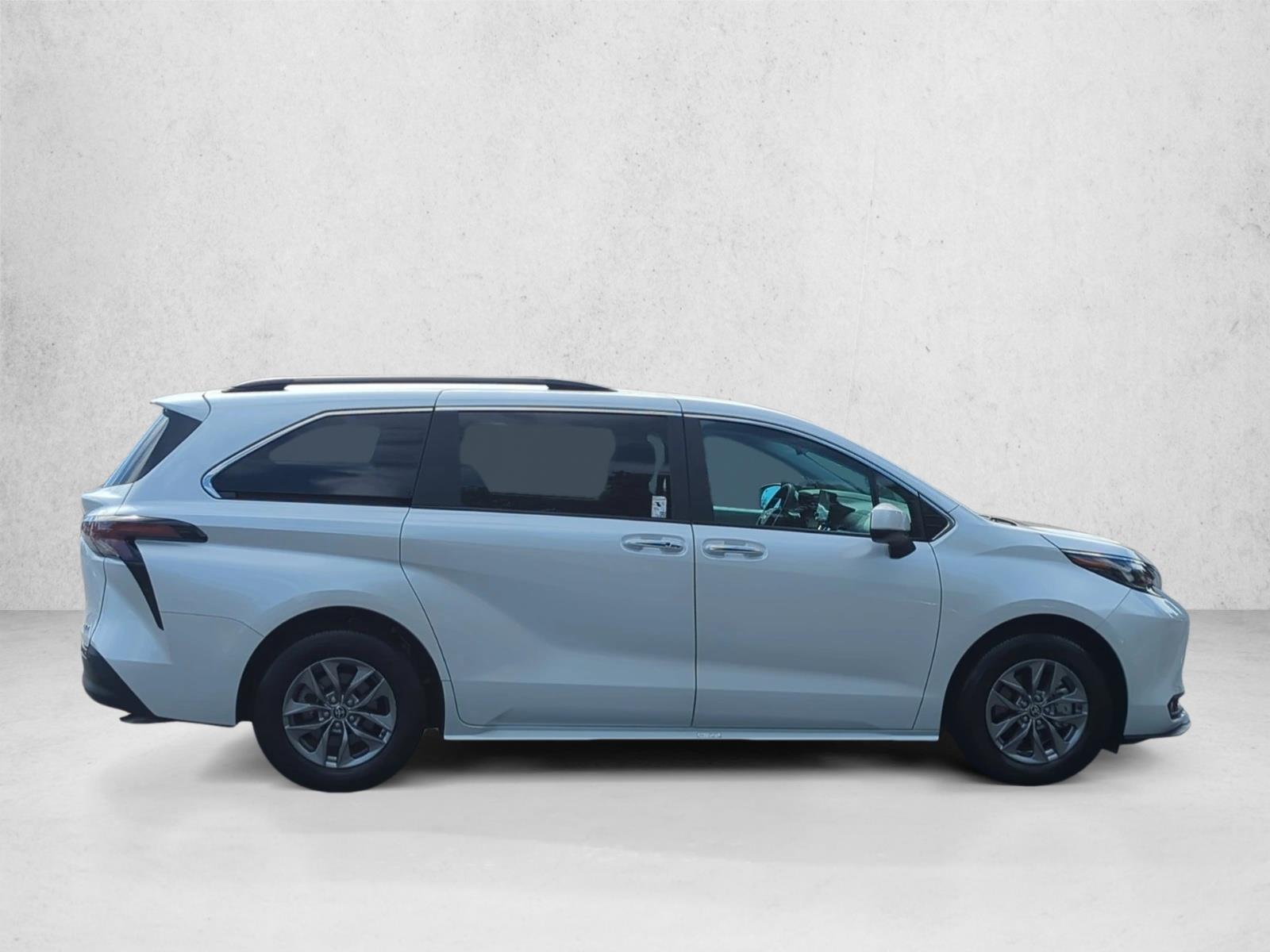 2025 Toyota Sienna XLE photo 4