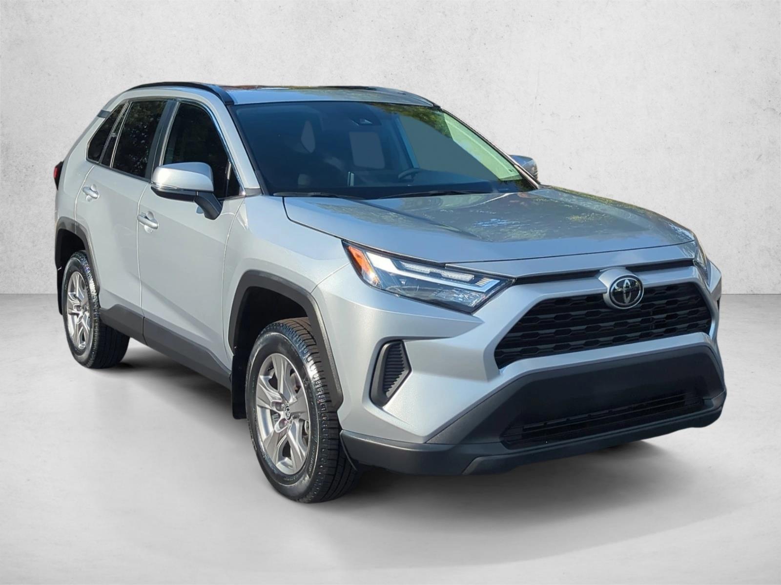 2024 Toyota RAV4 XLE photo 3