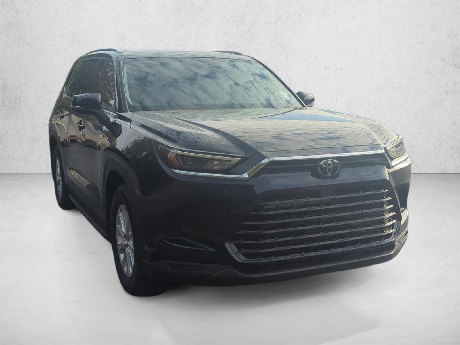 2024 Toyota Highlander Hybrid XLE photo 3