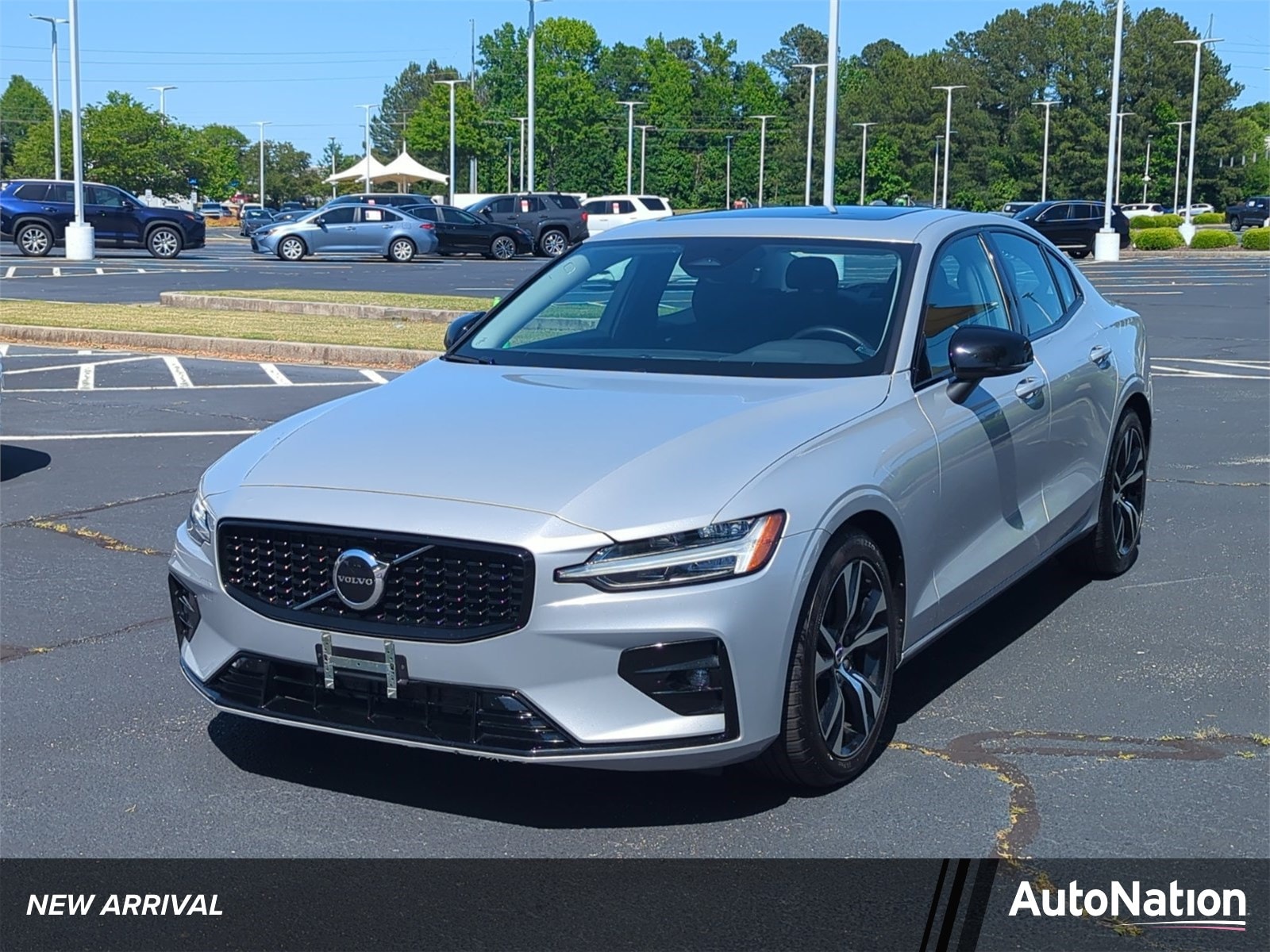 2024 Volvo S60 B5 Core Dark Theme's photo