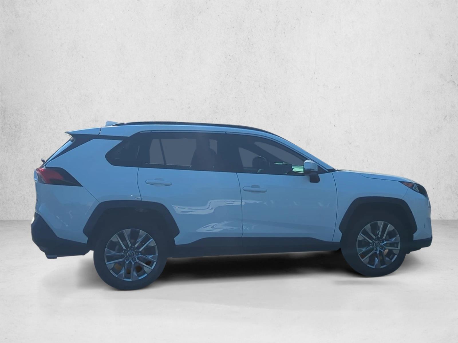 2020 Toyota RAV4 XLE Premium photo 3