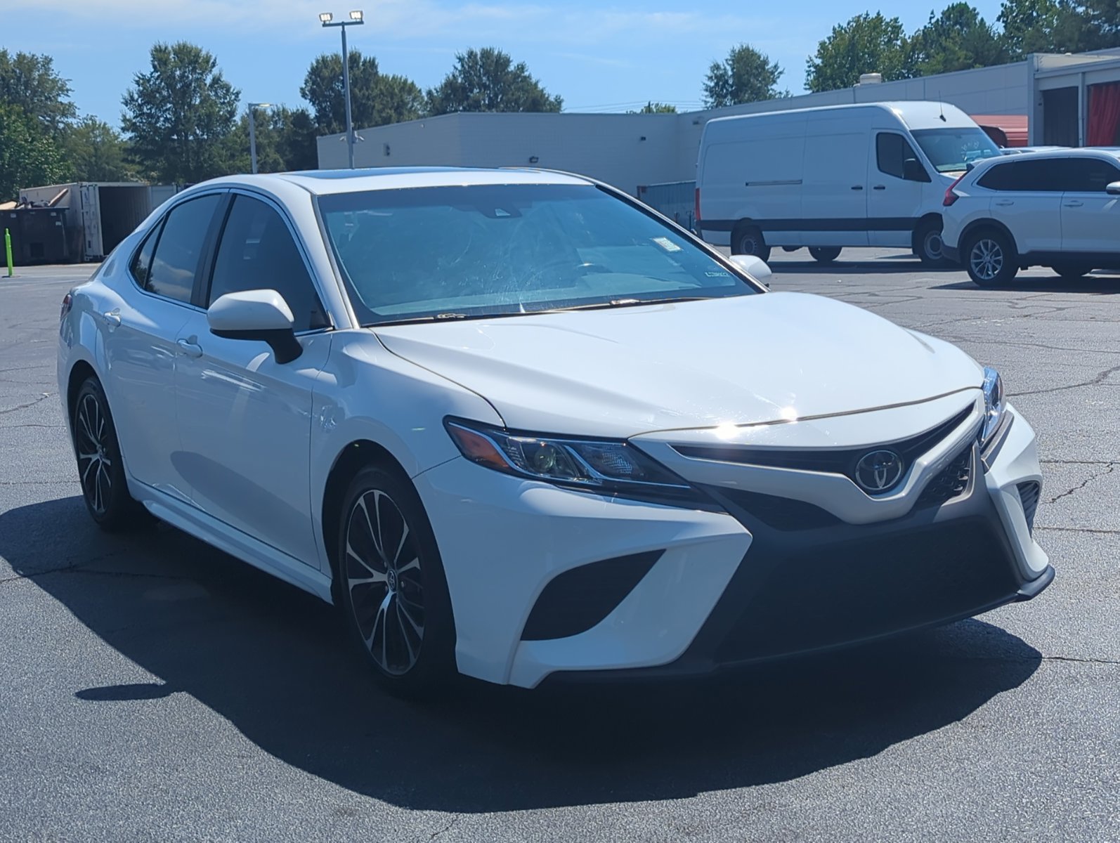 2019 Toyota Camry SE photo 3