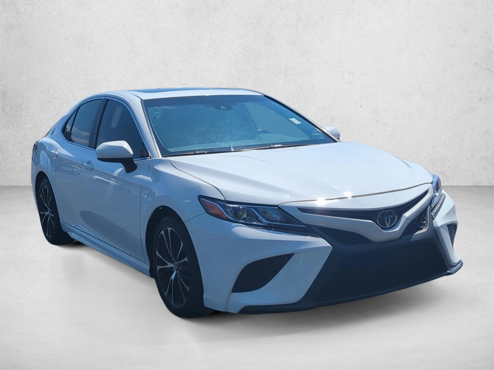 2019 Toyota Camry SE photo 3