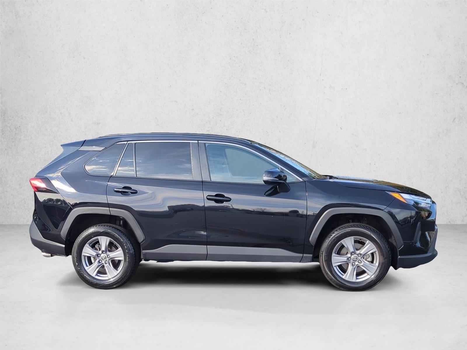 2024 Toyota RAV4 XLE photo 3